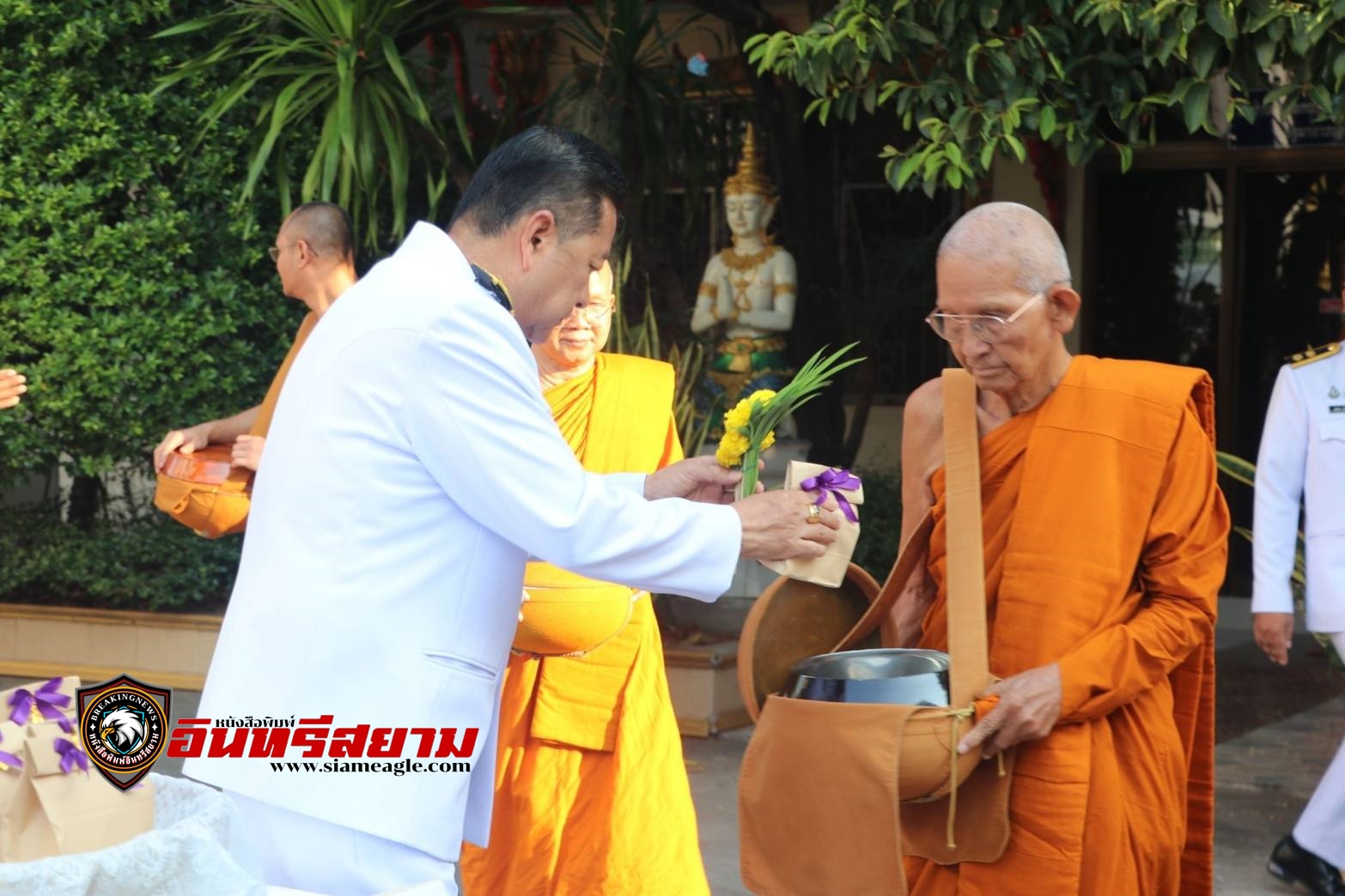 ร้อยเอ็ด-ทำบุญตักบาตรและถวายพระพรชัยมงคล เนื่องในวันคล้ายวันพระราชสมภพ สมเด็จพระกนิษฐาธิราชเจ้าฯ