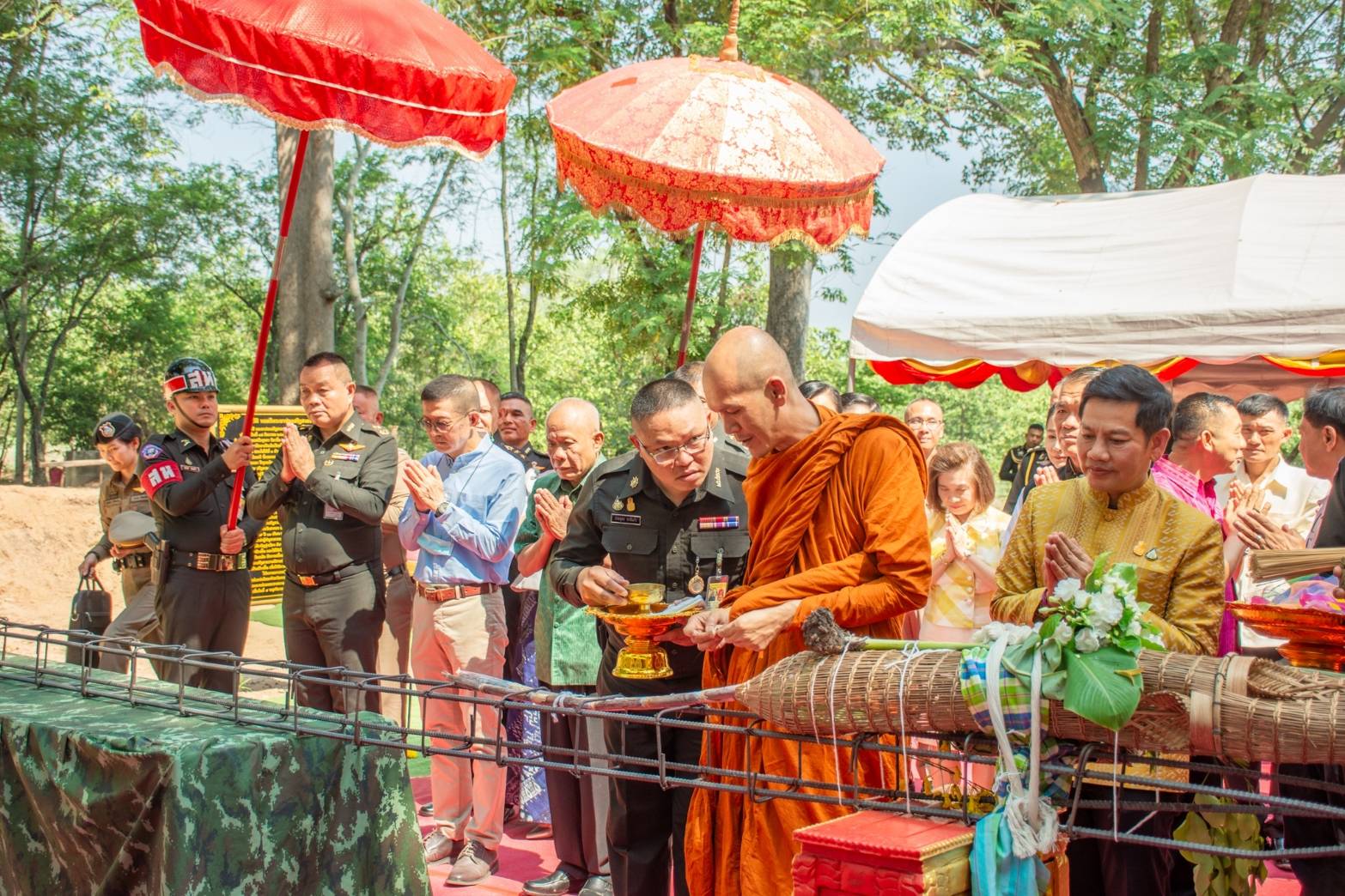 ร้อยเอ็ด-มทบ.27 จัดพิธียกเสาเอก บูรณะศาลเจ้าพ่อธรรมโหราประเสริฐศักดิ์ สร้างหอประวัติศาสตร์และหอพระพุทธพิชัยสงคราม