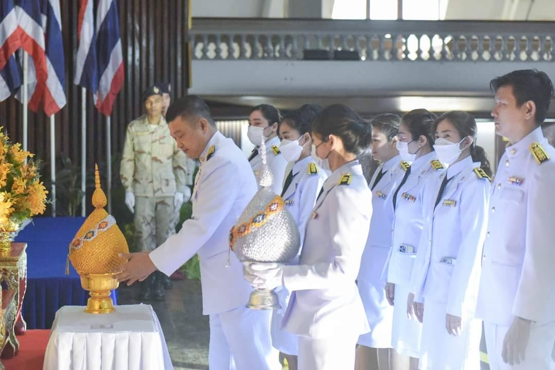 กาญจนบุรี-สสจ. ร่วมพิธีวางพานพุ่มเงิน-พุ่มทอง ถวายราชสักการะแด่ พระบาทสมเด็จพระพุทธยอดฟ้าจุฬาโลกมหาราช