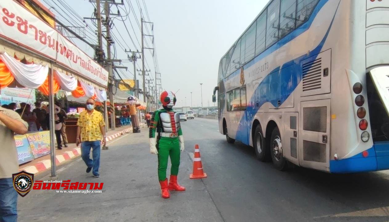 ปทุมธานี-นอภ.เปิดจุดบริการปชช.ริมถนนพหลโยธินส่งพี่น้องเดินทางกลับภูมิลำเนาอย่างปลอดภัย