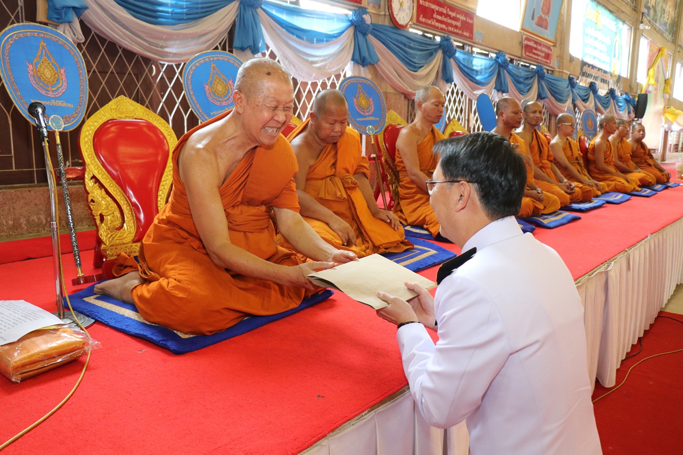 กาญจนบุรี-พ่อเมืองนำข้าราชการ ร่วมจัดพิธีทอดผ้าป่าสมทบกองทุนพัฒนาเด็กชนบท