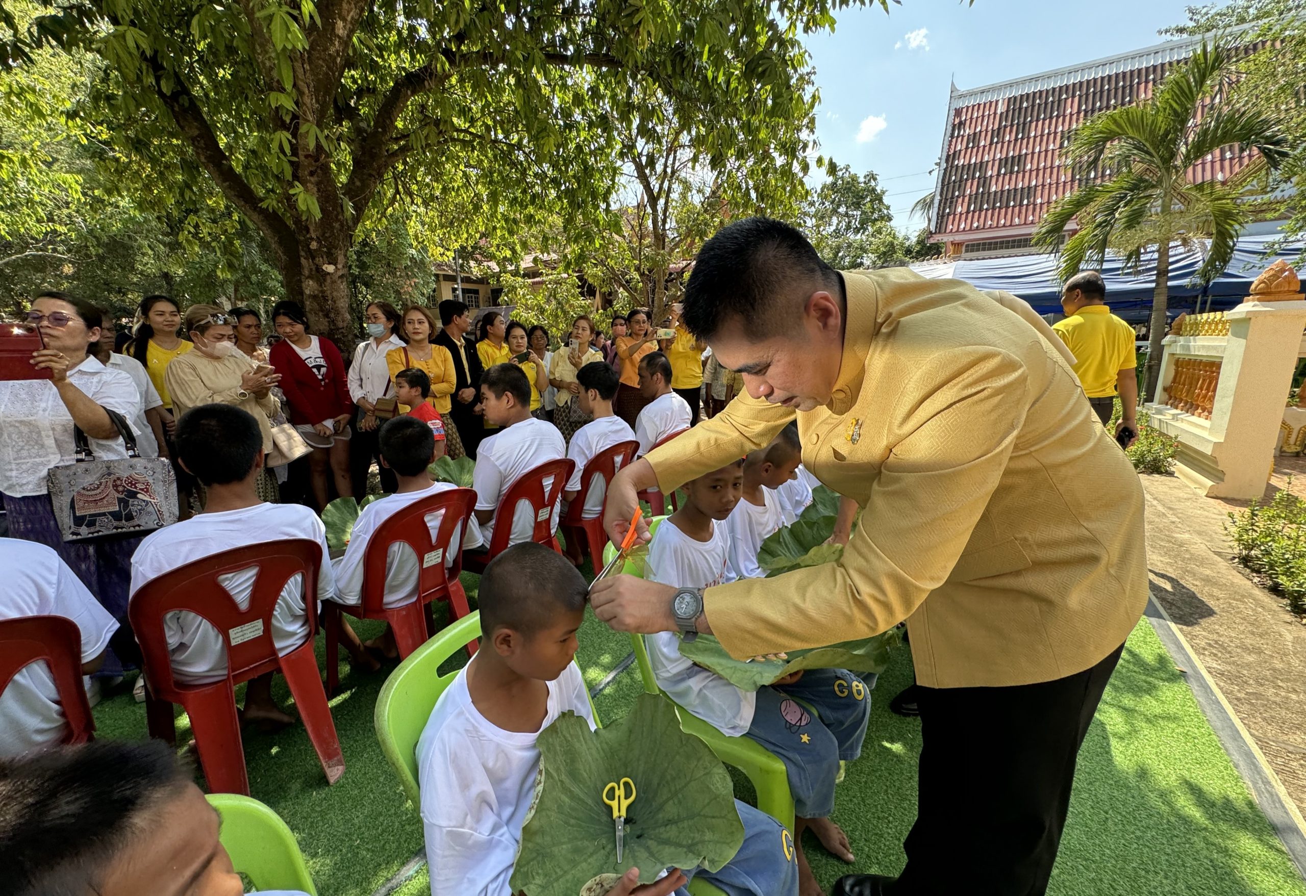 ศรีสะเกษ-เด็กและเยาวชนกว่า 3,000 คน บวชเฉลิมพระเกียรติในหลวง เนื่องในวโรกาสที่ทรงเจริญพระ ชนมพรรษา 72 พรรษา