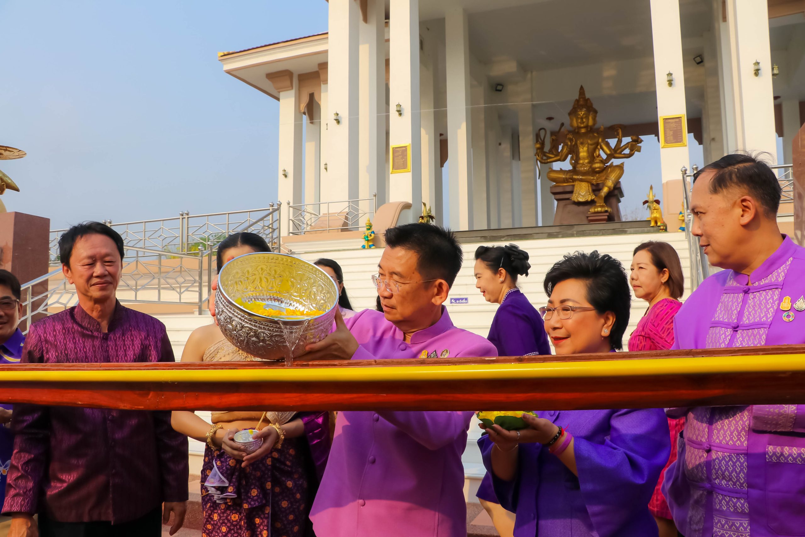 สิงห์บุรี-จัดมหาสงกรานต์สรงน้ำพระพรหมเทวาลัยตามประเพณีโบราณ