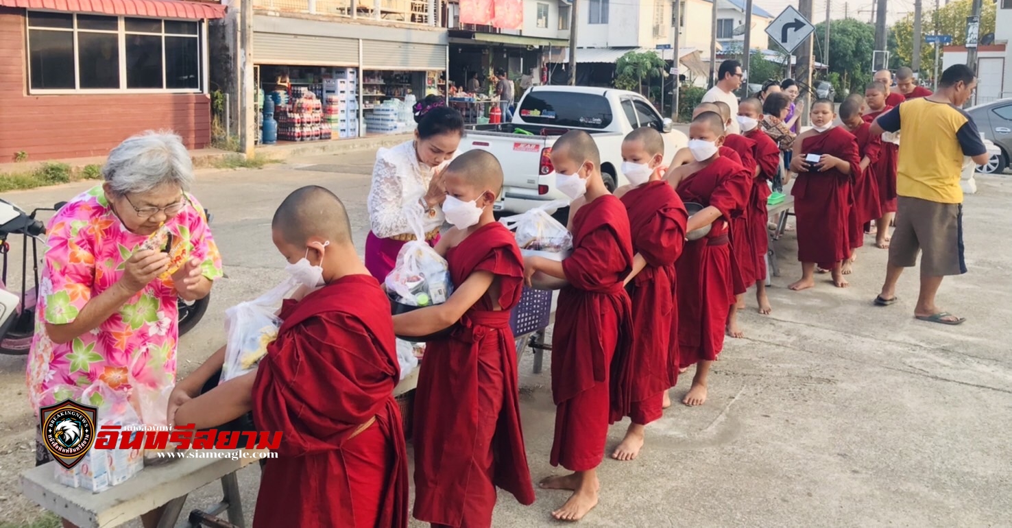 สระแก้ว-ชาวบ้านเอื้ออาทร ตักบาตรสามเณรในโครงการบรรพชาสามเณรภาคฤดูร้อน