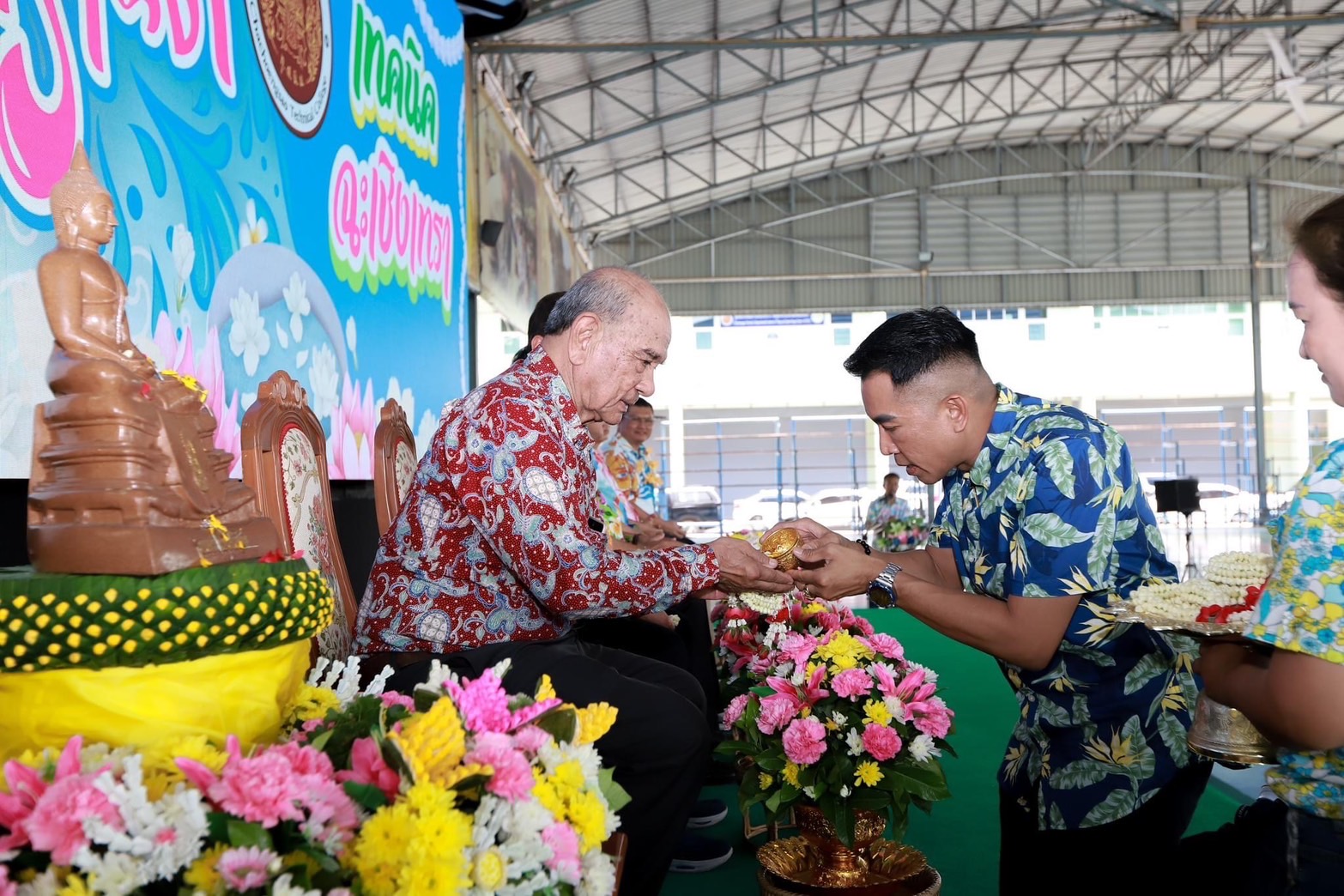 ฉะเชิงเทรา-วท. จัดพิธีรดน้ำดำหัว อดีตผู้บริหาร บรรยากาศชื่นมื่น