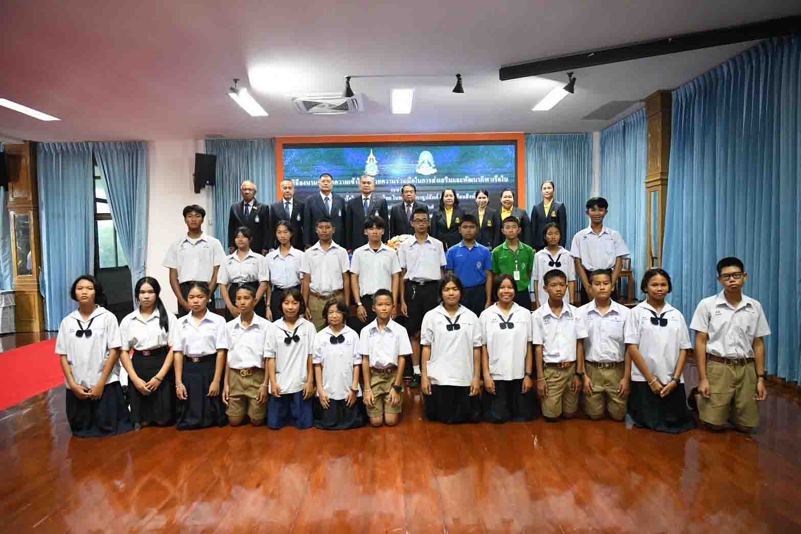 ชลบุรี-สมาคมกีฬาแข่งเรือใบฯ ลงนามบันทึกความเข้าใจ (MOU) กับโรงเรียนสิงห์สมุทร
