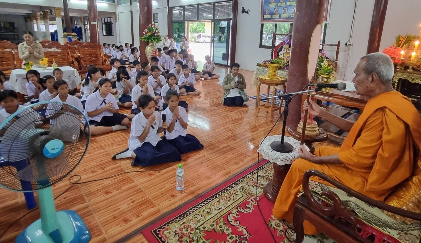 ปราจีนบุรี-โรงเรียนเทศบาล 2 นำนักเรียน คณะครูกว่า 500 คนเวียนเทียนถวายเป็นพุทธบูชา