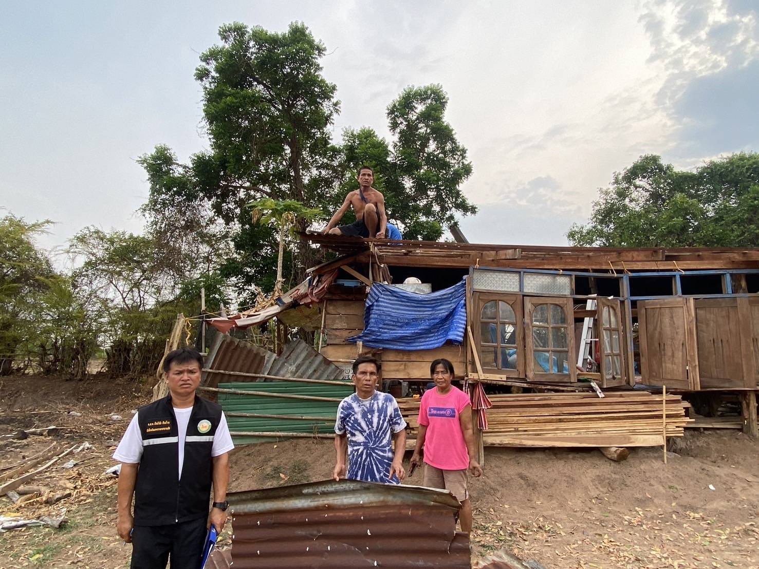 อำนาจเจริญ-ผู้ว่าฯสั่งเร่งสำรวจความเสียหายและช่วยเหลือผู้ประสบภัยหลังเกิดพายุฤดูร้อนถล่ม..!!