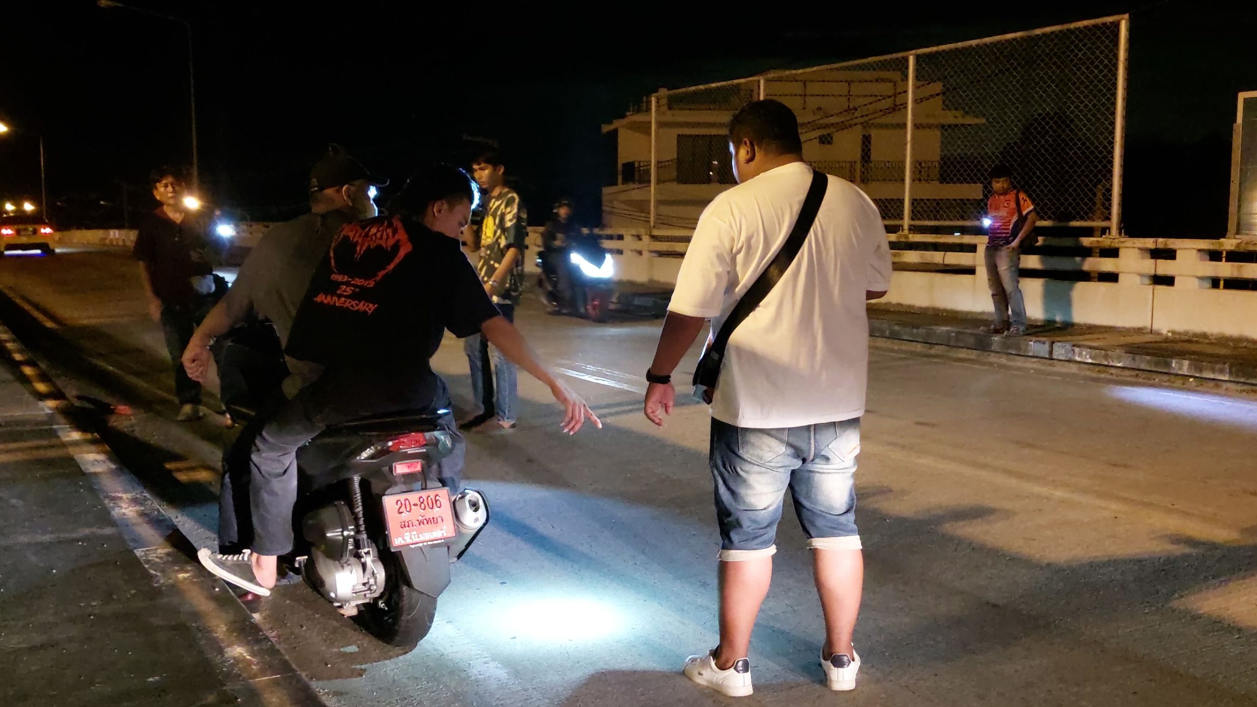 ชลบุรี-วัยรุ่นกัมพูชา..ยกพวกตีวัยรุ่นไทย..ถูกขับรถไล่ประกบยิงขาเจ็บ