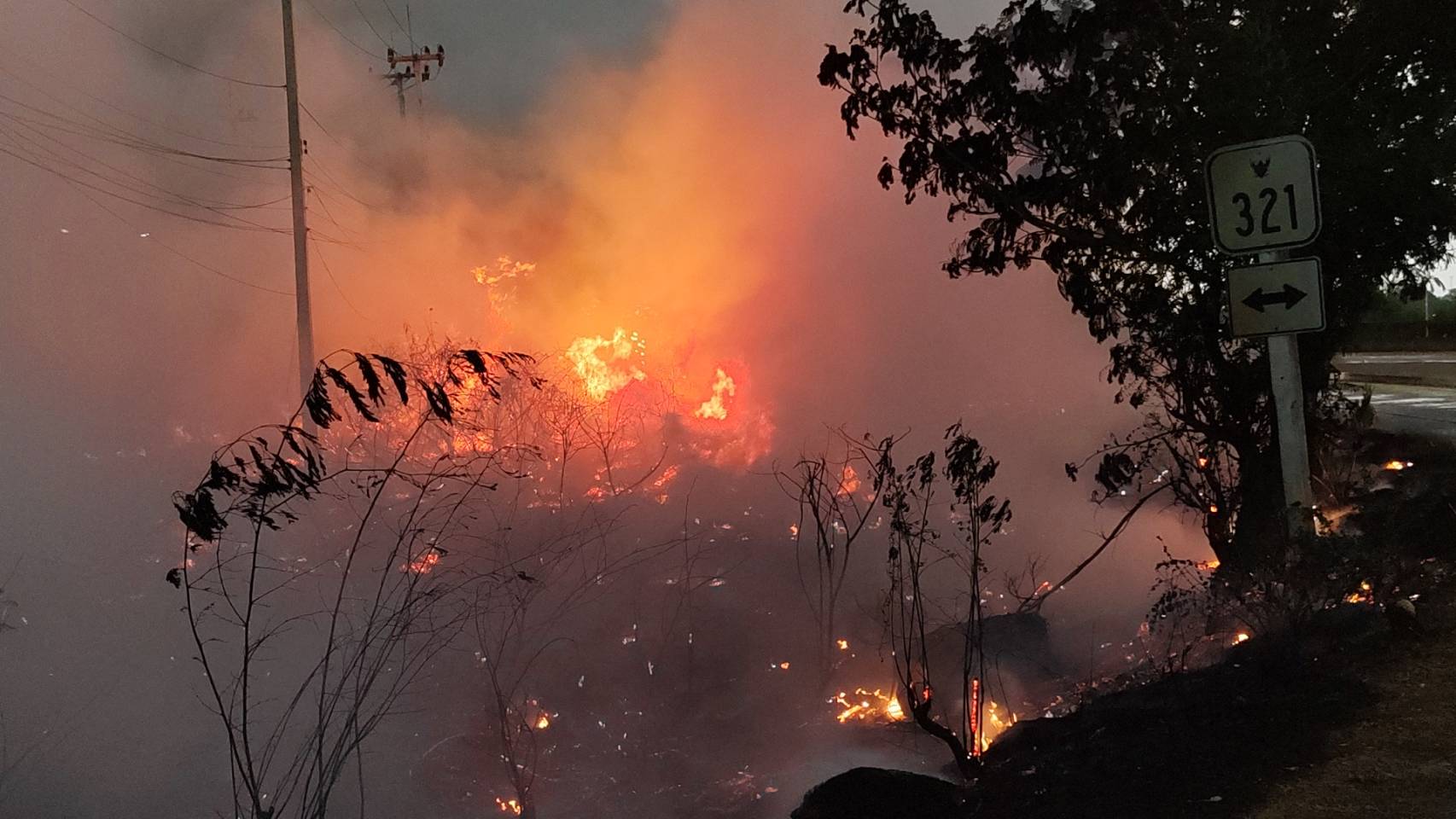 สุพรรณบุรี-ไฟไหม้หญ้าแห้งริมทางหวิดลุกลามเข้าอู่ซ่อมรถโชคดีฝนตกช่วยดับไฟ