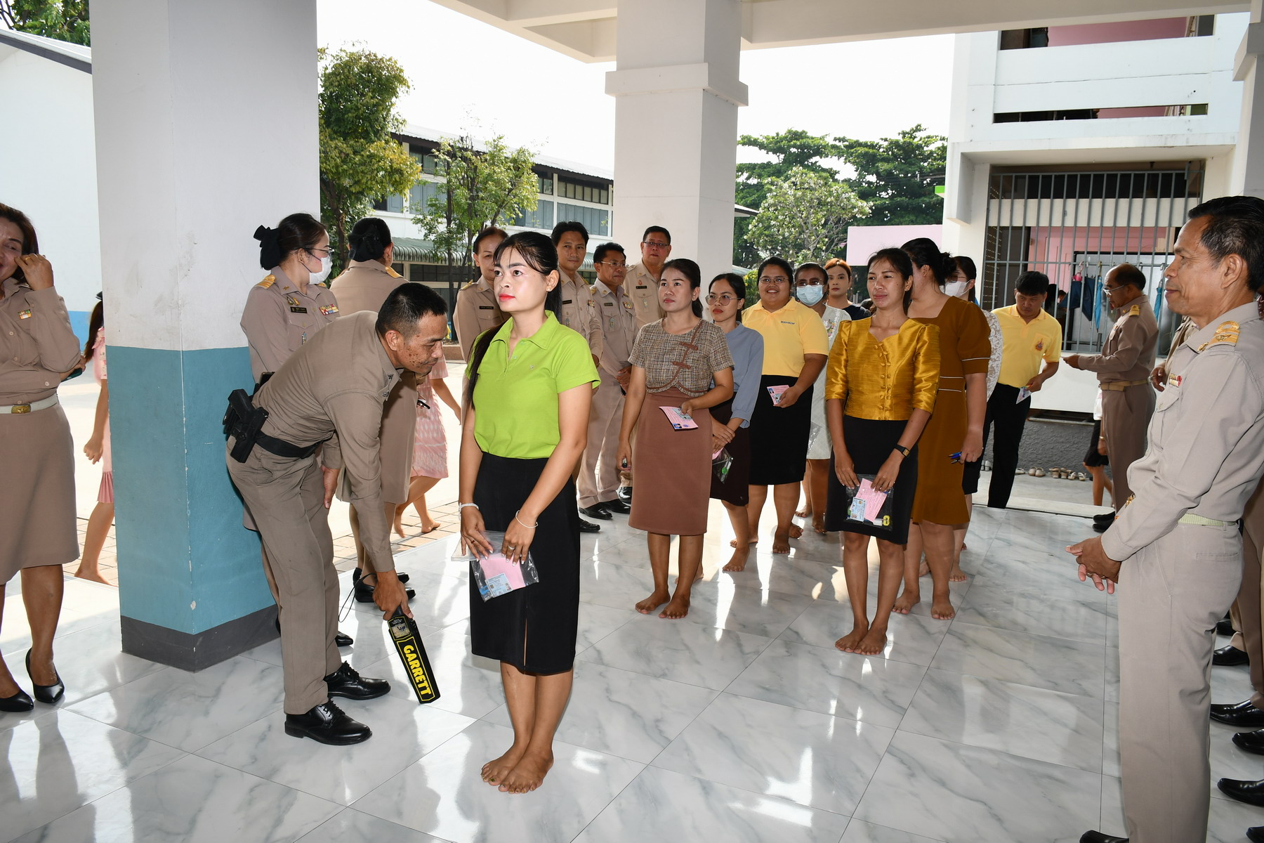 ศรีสะเกษ-ผช.รมต.ประจำกระทรวงศึกษาธิการ ตรวจเยี่ยมและให้กำลังใจผู้เข้าสอบคัดเลือกครูผู้ช่วย