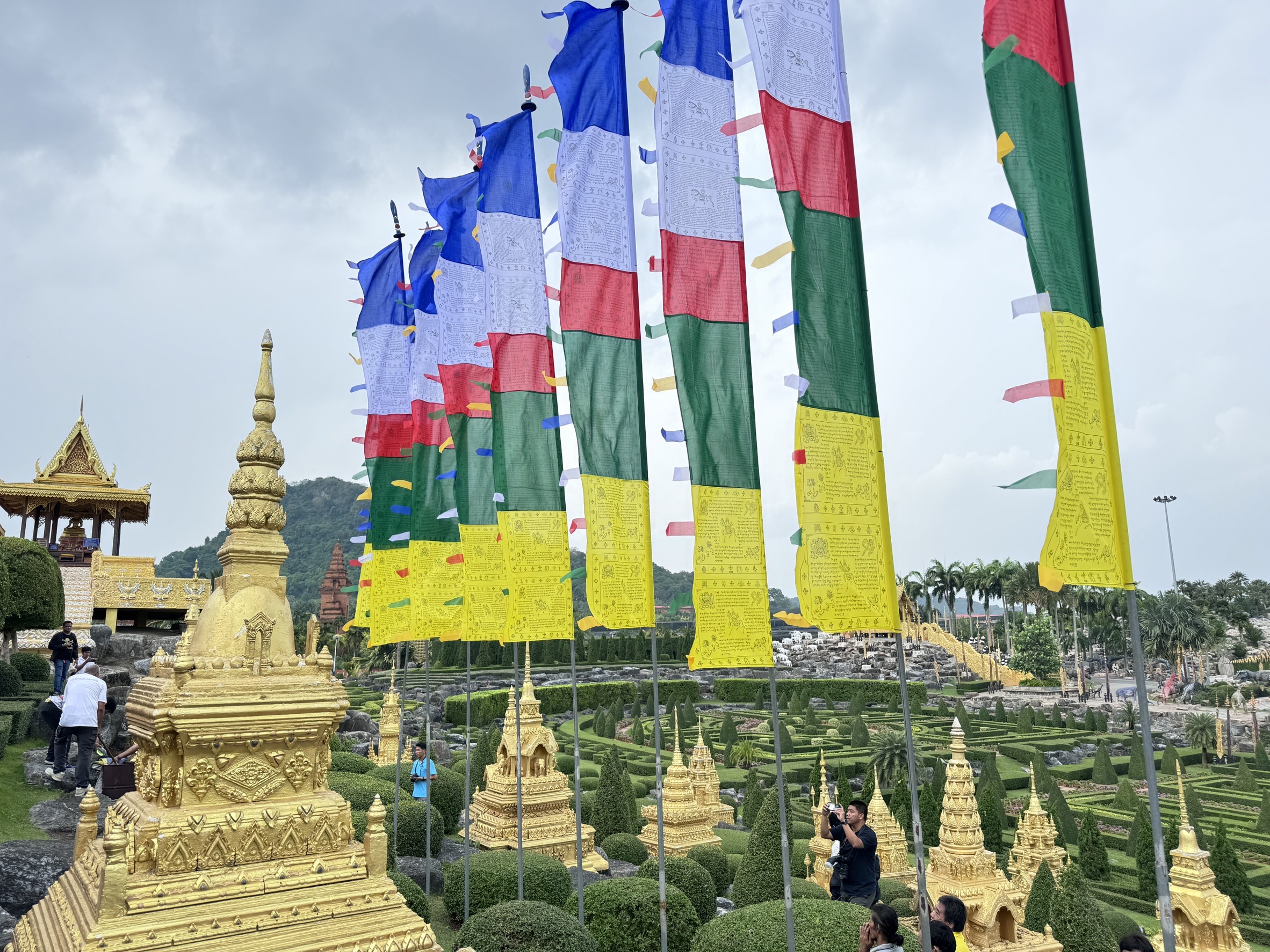 ชลบุรี-สวนนงนุช เปลี่ยนธงมนตรา 9 ผืน จากประเทศภูฏาน สัญลักษณ์แห่งโชคลาภ