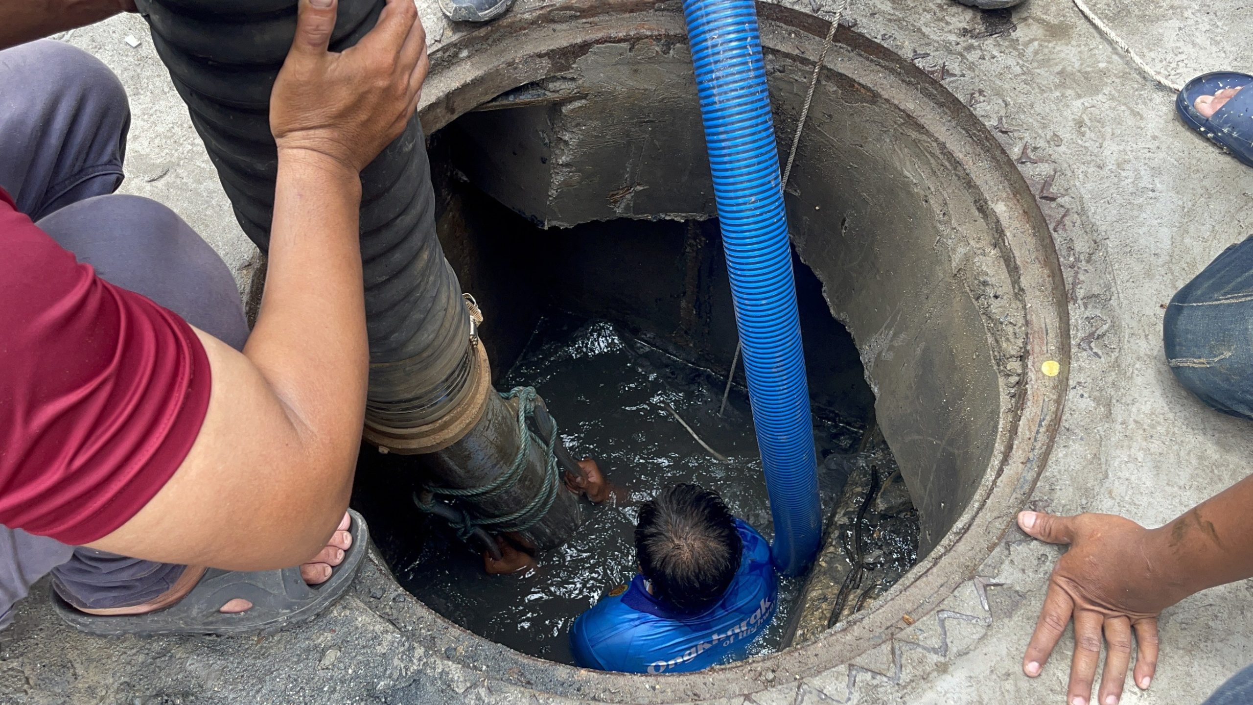 ปทุมธานี-ชาวบ้านร้องน้ำท่วม..!!รับเหมาชุุ่ยทิ้งถุงบิ๊กแบ็คอุดท่อระบายน้ำ