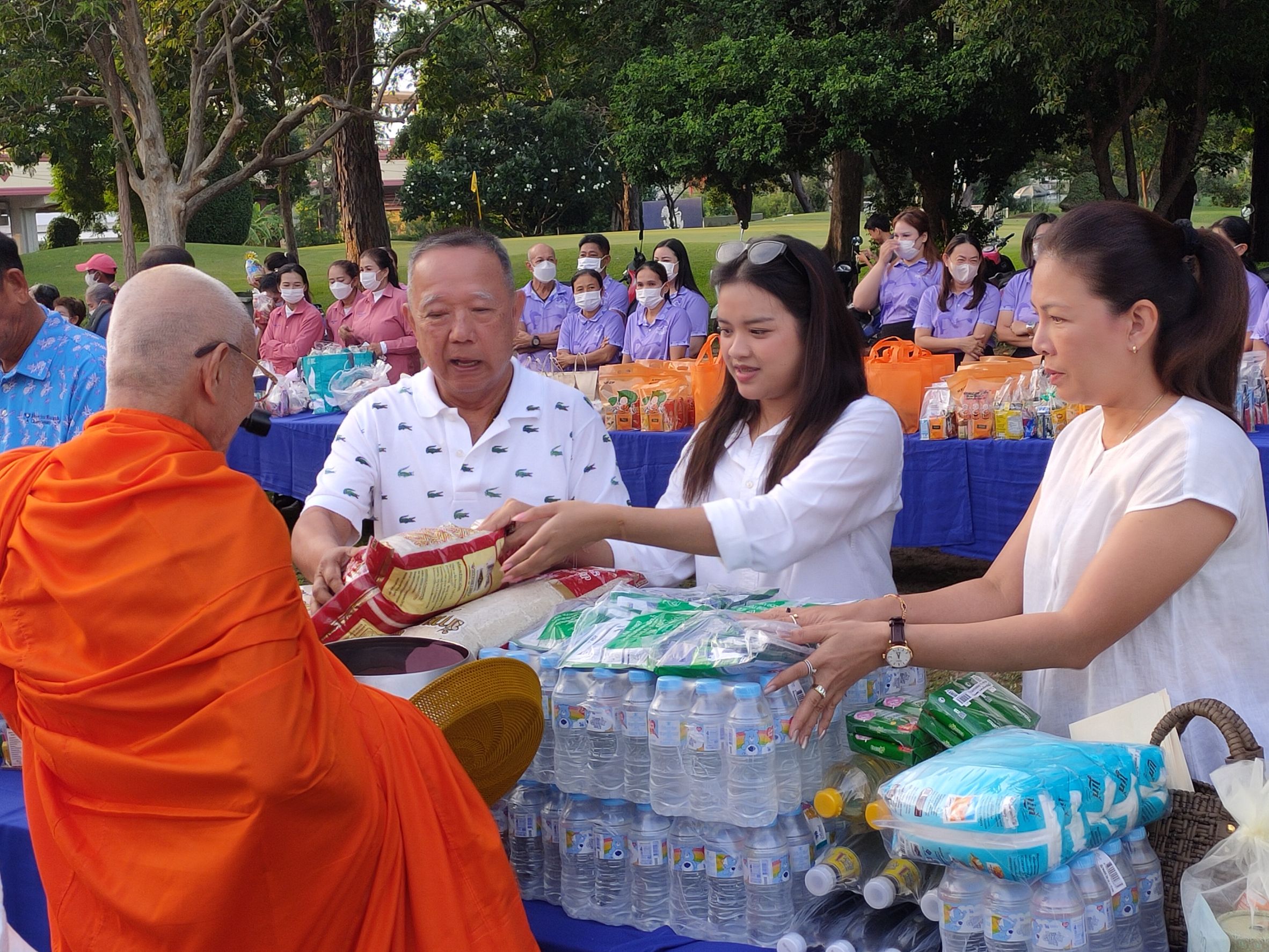 ประจวบคีรีขันธ์-ทำบุญตักบาตรพระสงฆ์ในพิธีครบ 100 ปีสนามกอล์ฟหลวงหัวหิน