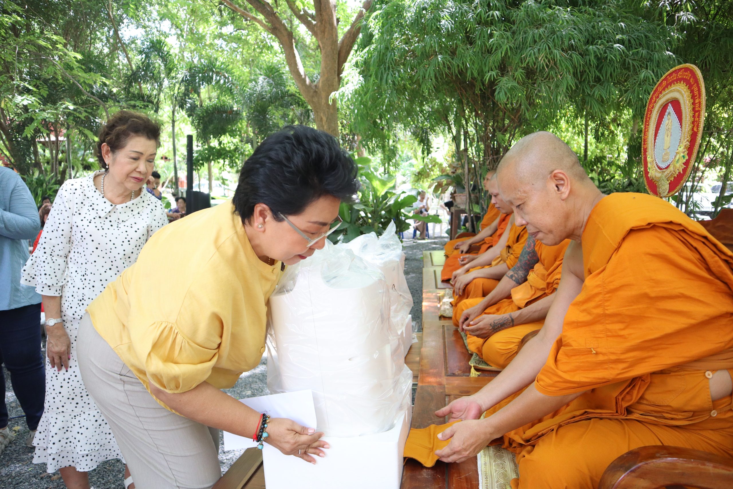 สิงห์บุรี-เหล่ากาชาดฯร่วมทำบุญไถ่ชีวิตโค ทำบุญโลงศพ มอบอุปกรณ์การแพทย์