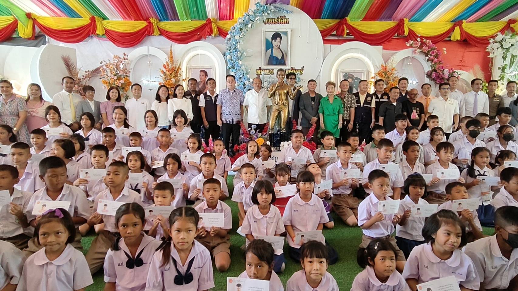 สุพรรณบุรี-บรรยากาศทำบุญครบรอบ 32 ปี ราชินีลูกทุ่งพุ่มพวงดวงจันทร์