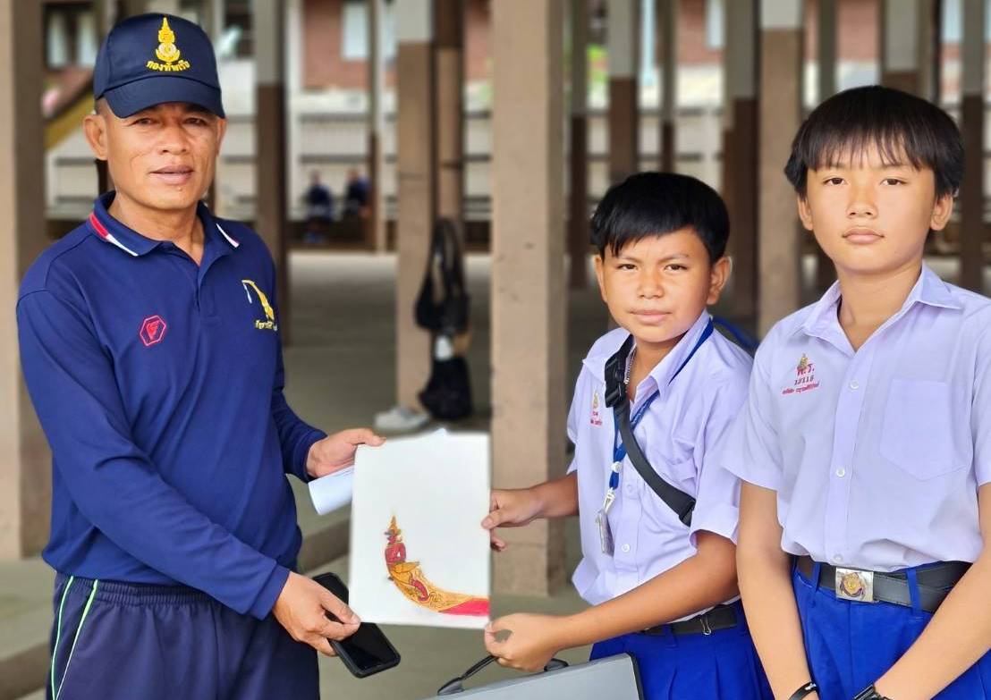 ชลบุรี-สุดประทับใจ..นักเรียนเข้าชมเรือพระราชพิธี นำภาพวาดเรืออสุรวายุภักษ์ มอบครูฝึกเห่เรือ