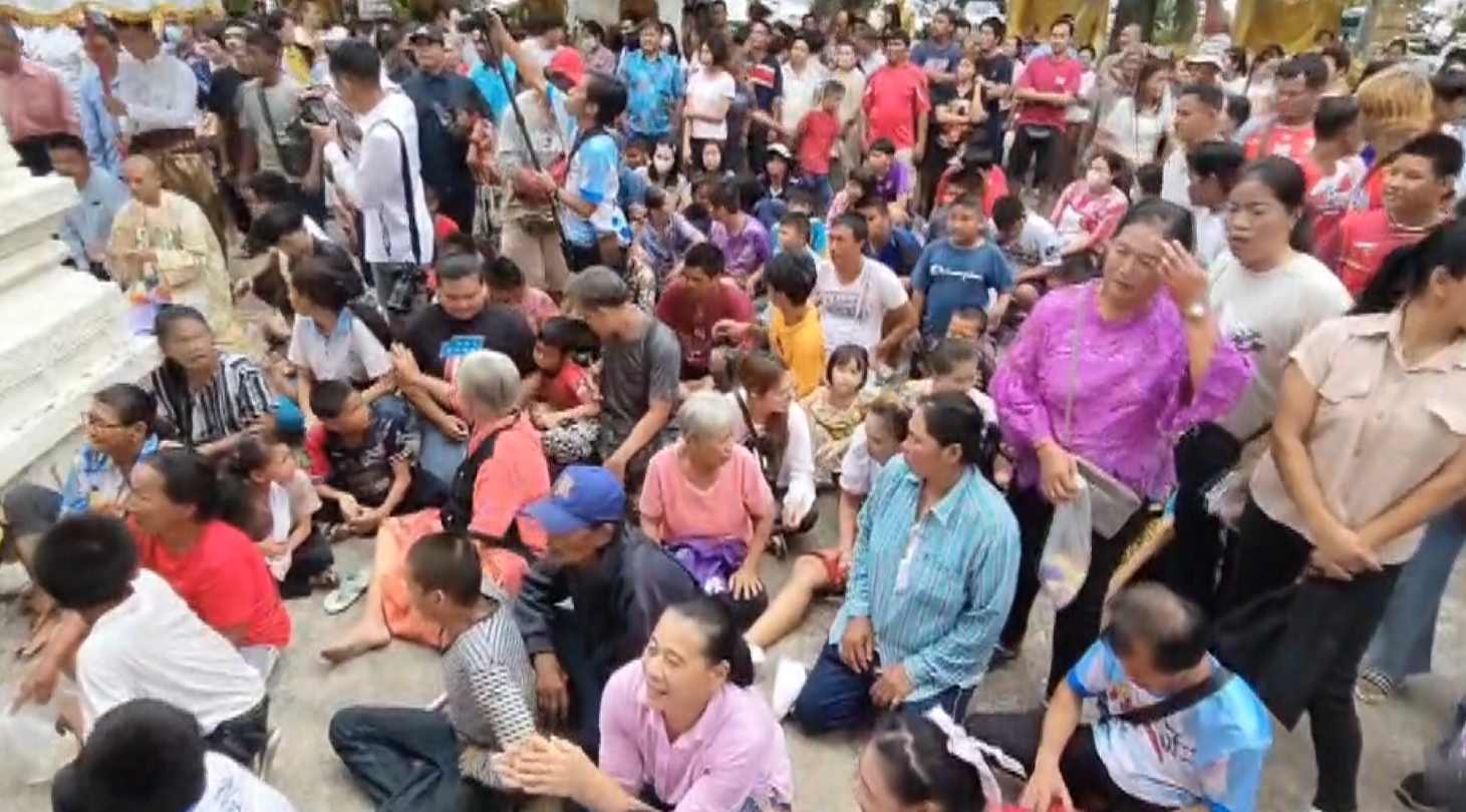 สุพรรณบุรี-วัดแทบแตกเสี่ยรับเหมาถมดินบวชลูกชายโปรยทานเงินกว่า 3 แสน