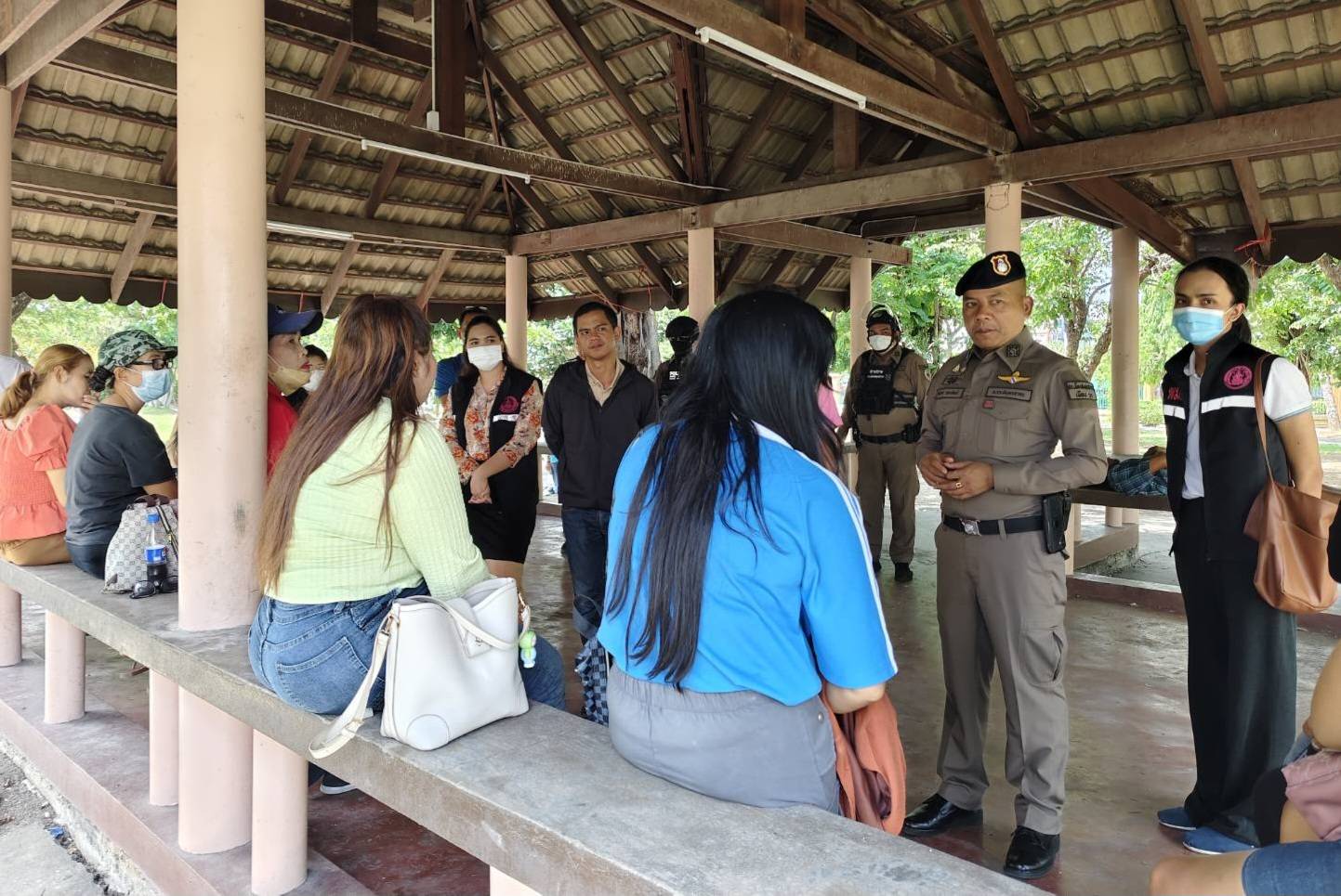 สมุทรสาคร-ตร.ร่วมกับพม.ออกตรวจสวนสุขภาพป้องกันการค้าประเวณีหรือค้ามนุษย์