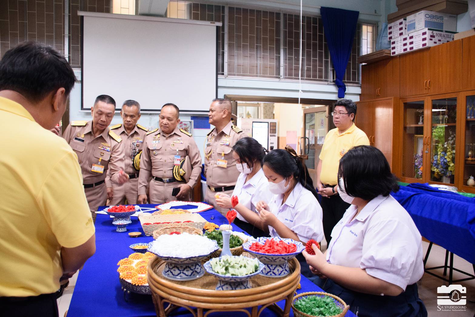 ชลบุรี-ทร.ส่งกำลังใจ ร.ร.สตรีวัดระฆัง ทำพวงมาลัยเรือพระที่นั่ง