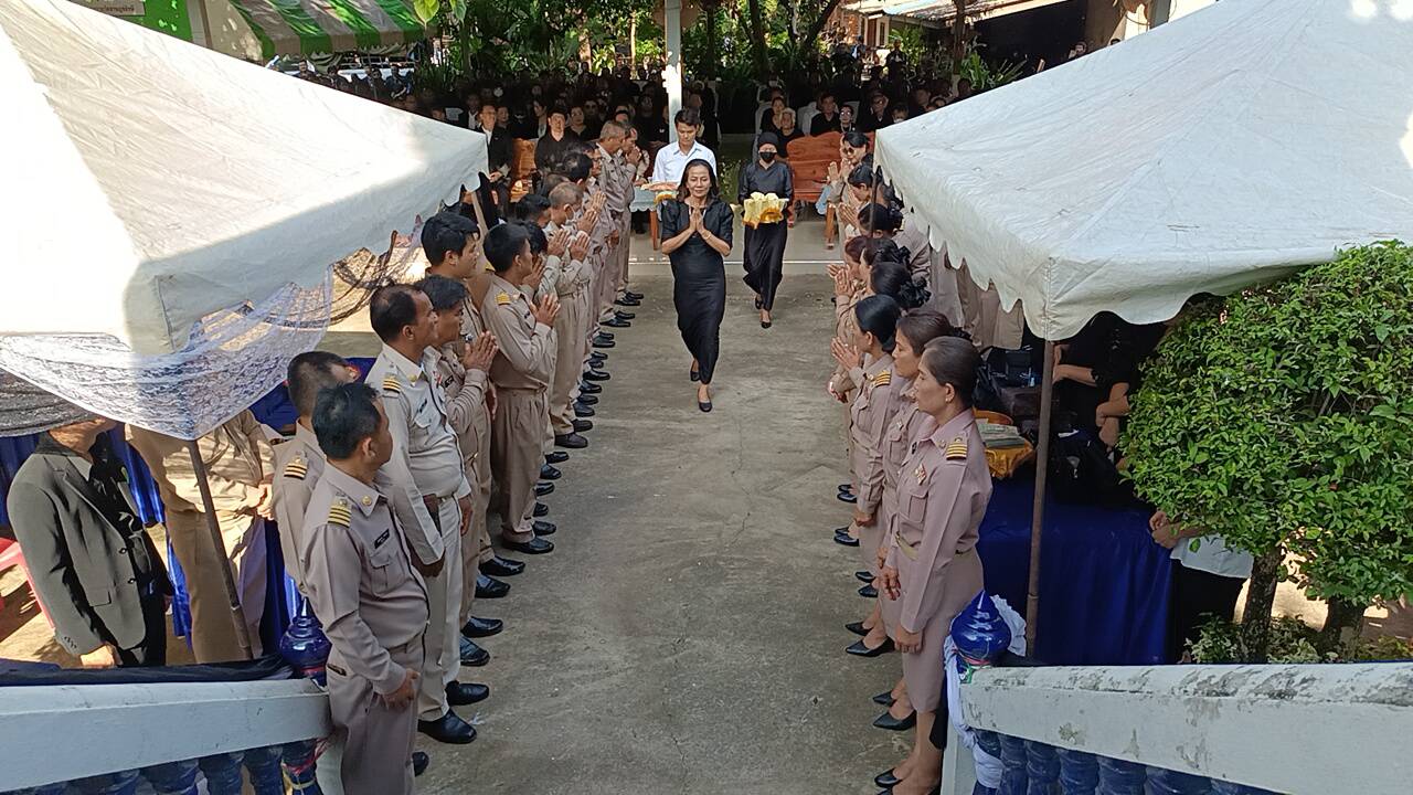 ปราจีนบุรี-งานศพผู้ใหญ่บ้านโสด!เพื่อน ๆมารำหน้าเมรุ 3 เพลง จุดพลุ 100 ลูก..ส่งวิญญาณ