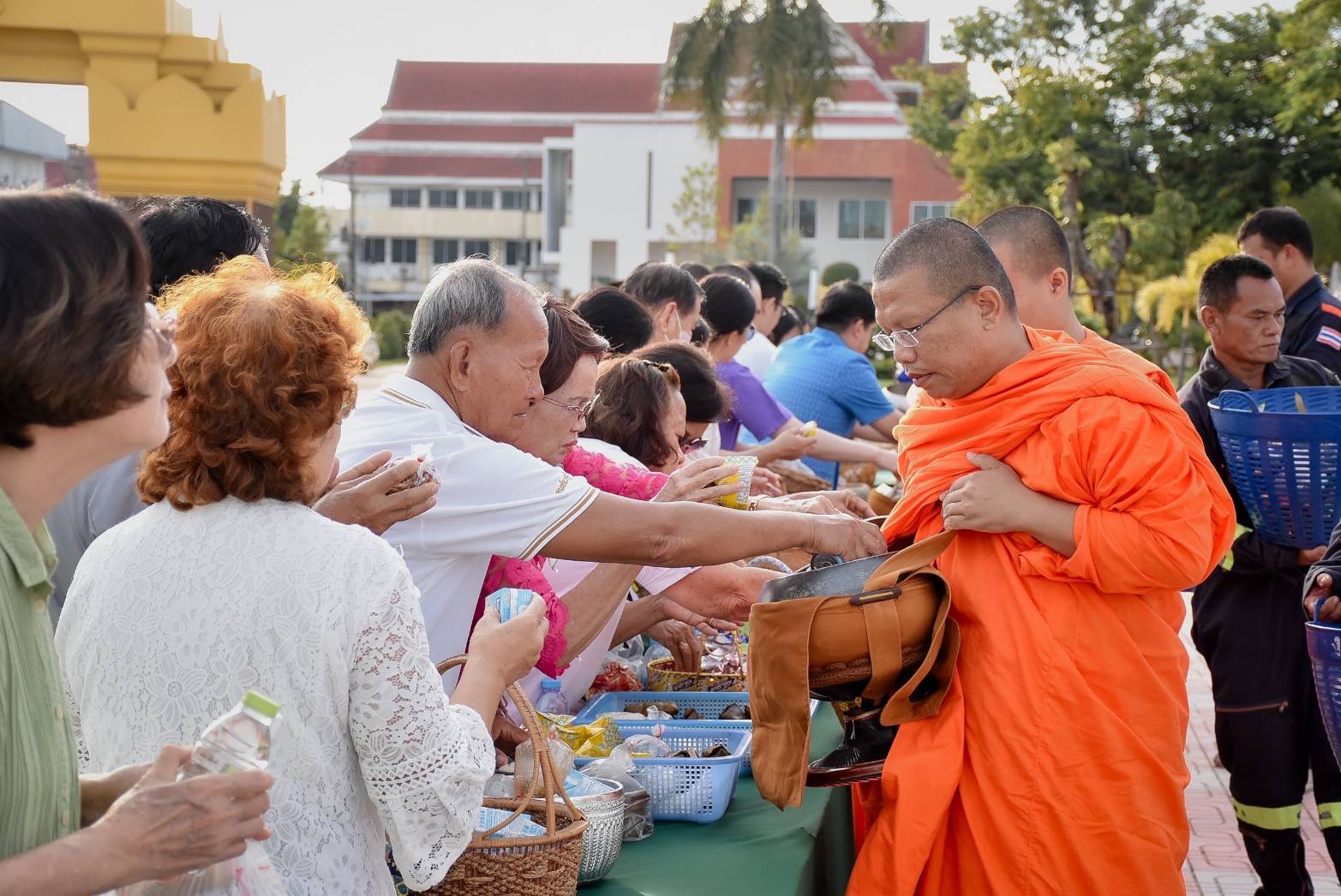 ร้อยเอ็ด-พร้อมใจทำบุญตักบาตร เสริมสิริมงคลแก่ตนเองและครอบครัว นอกเทศกาลเข้าพรรษา