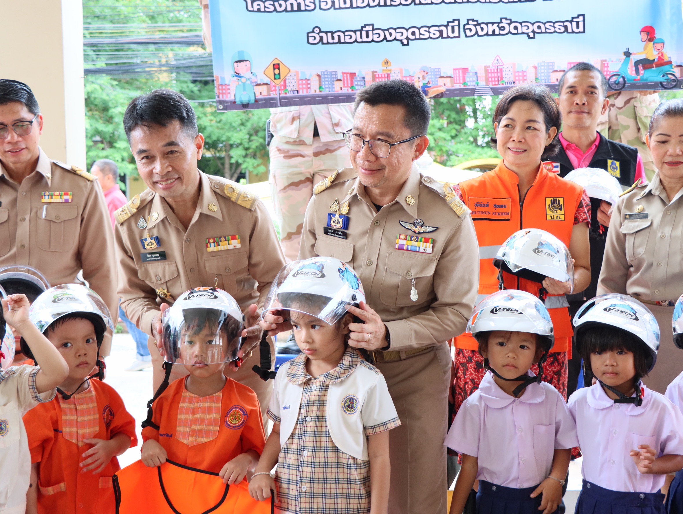 อุดรธานี-อุบัติเหตุเด็กเล็กซ้อนมอเตอร์ไซค์ อำเภอห่วงใย แจกหมวกนิรภัย ศูนย์พัฒนาเด็กเล็ก..!!!