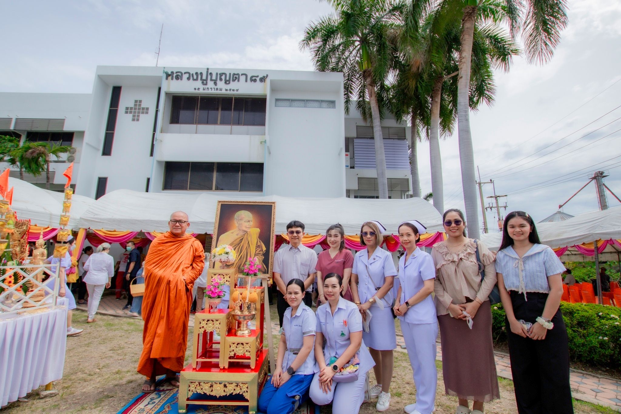 ลพบุรี-ประชาชนร่วมทำบุญบูรณะตึกหลวงปู่บุญตาโรงพยาบาลโคกสำโรง