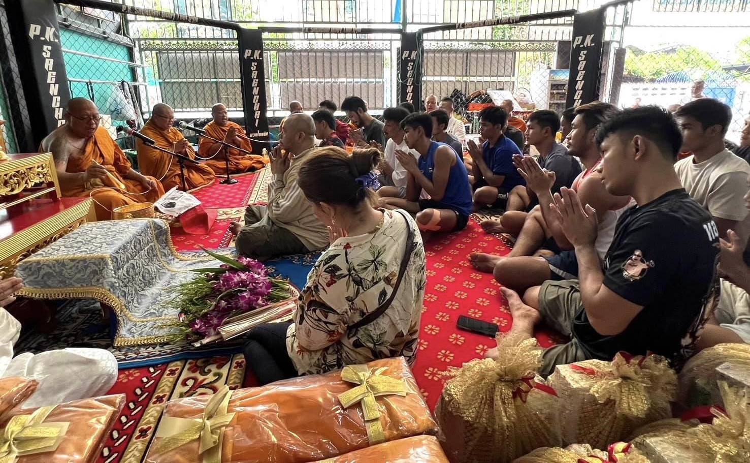 “หลวงพี่น้ำฝน”นำคณะสงฆ์ทำพิธีบวงสรวงและถอนศาลพระภูมิเจ้าที่ ค่ายมวยชื่อดังกรุงเทพฯ