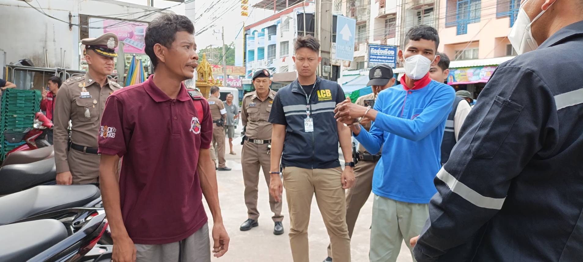 ชลบุรี-จับกุมตัวอดีตตำรวจอาสา สภ.หนองขาม แต่งกายเลียนแบบ จนท.ตร. ก่อนเข้าปล้นทรัพย์เหยื่อ..!!