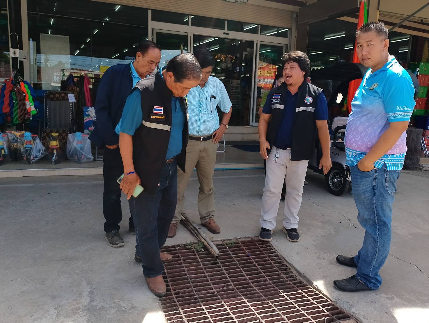 กาฬสินธุ์-ทต.หนองกุงศรี ร่วมกับกรมทางหลวง ลงพื้นที่ตรวจสอบปัญหาน้ำท่วมขังถนน