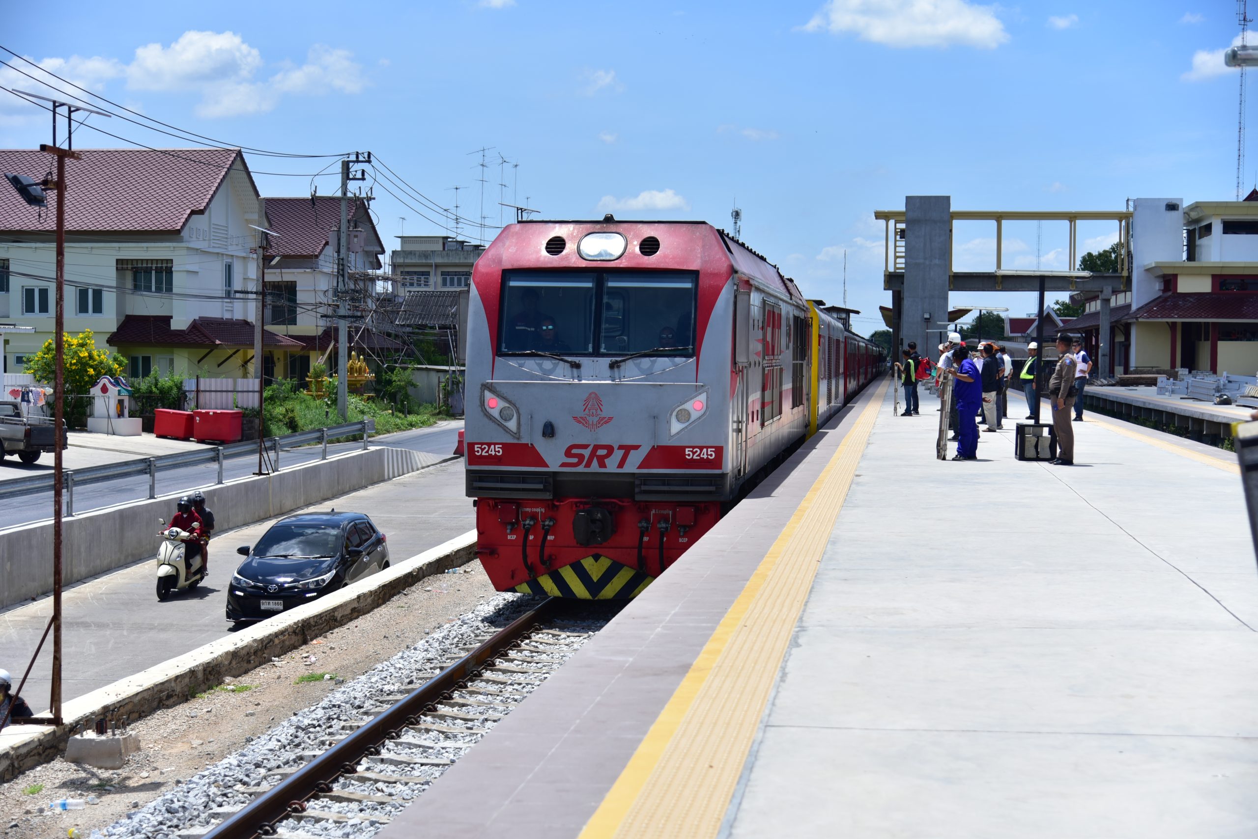 นครปฐม-รมช.คมนาคม ตรวจการก่อสร้างรถไฟทางคู่