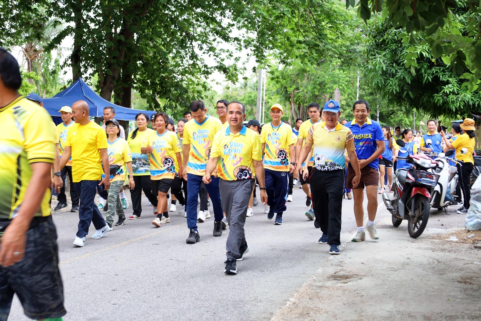 ประจวบคีรีขันธ์-ผู้ว่าฯ นำวิ่งการกุศลสมทบทุนผ้าป่า “กองทุนคนทับสะแก ไม่ทอดทิ้งกัน”