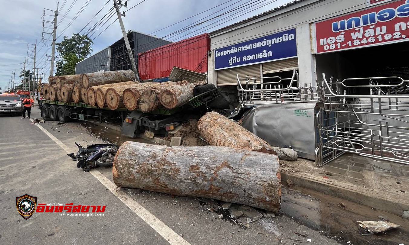 อุดรธานี-รถพ่วง 22 ล้อ บรรทุกท่อนซุง อ้างหลับใน ชนยับคาไฟแดง..!!!