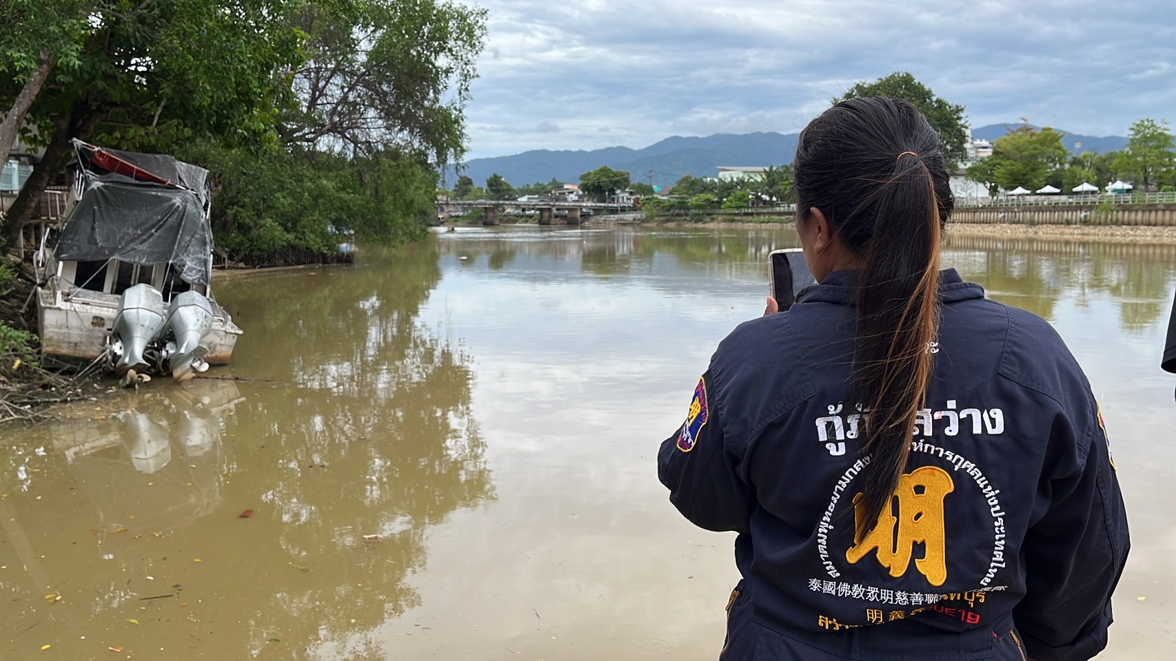 จันทบุรี-กู้ภัยพายเรือนำร่างชายเสียชีวิตในแม่น้ำจันทบุรีขึ้นมาตรวจสอบ