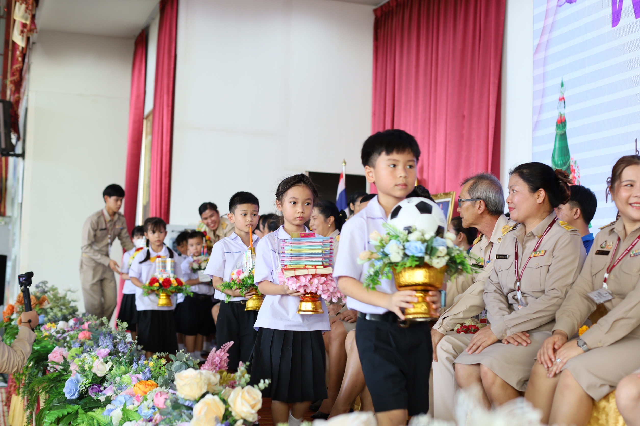 ปทุมธานี-พานไหว้ครูเปลี่ยนดอกไม้เป็นอุปกรณ์การศึกษาส่งต่อโรงเรียนขาดแคลน