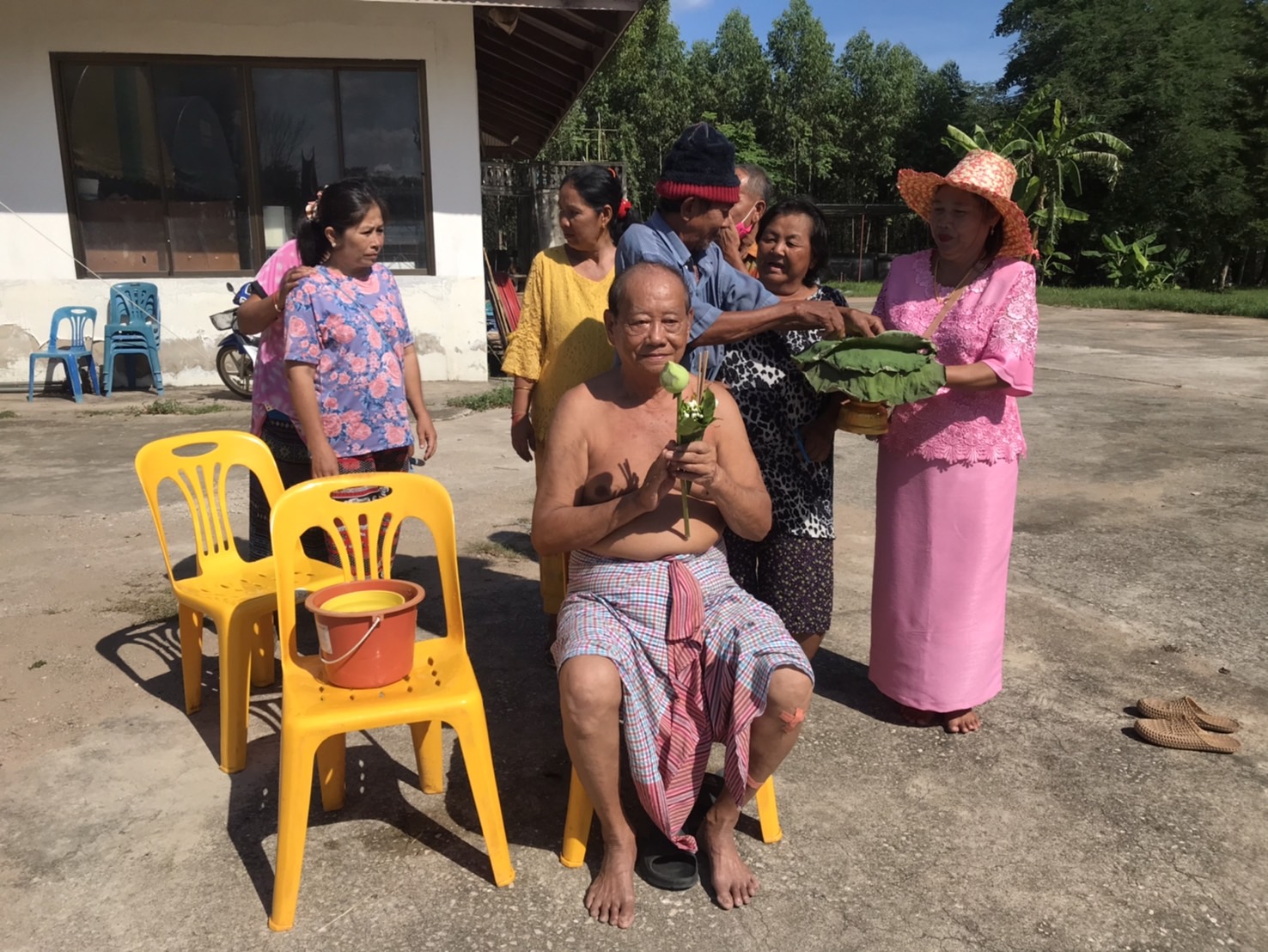 ปราจีนบุรี-ลูกชายวัย 77 ปี บวชให้วิญญาณแม่..!! แก้อาการป่วย