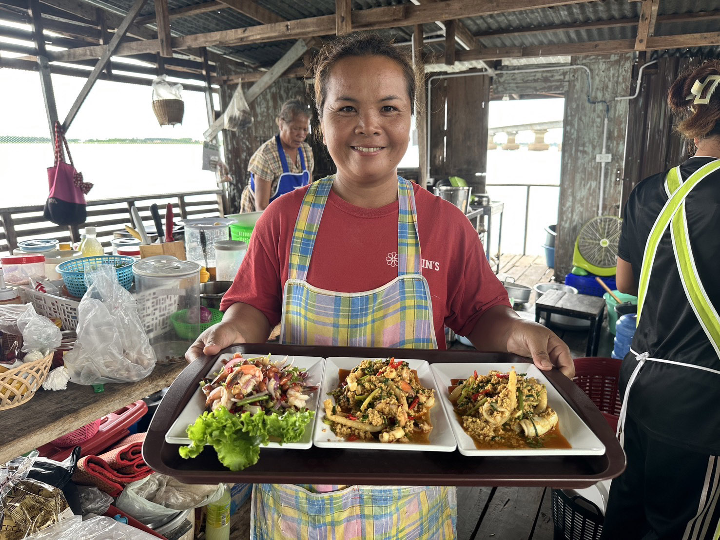 กาฬสินธุ์-ชมรมนิสิตเก่าจุฬาฯชวนเที่ยวธรรมชาติชมวิวกินข้าวเขื่อนลำปาว