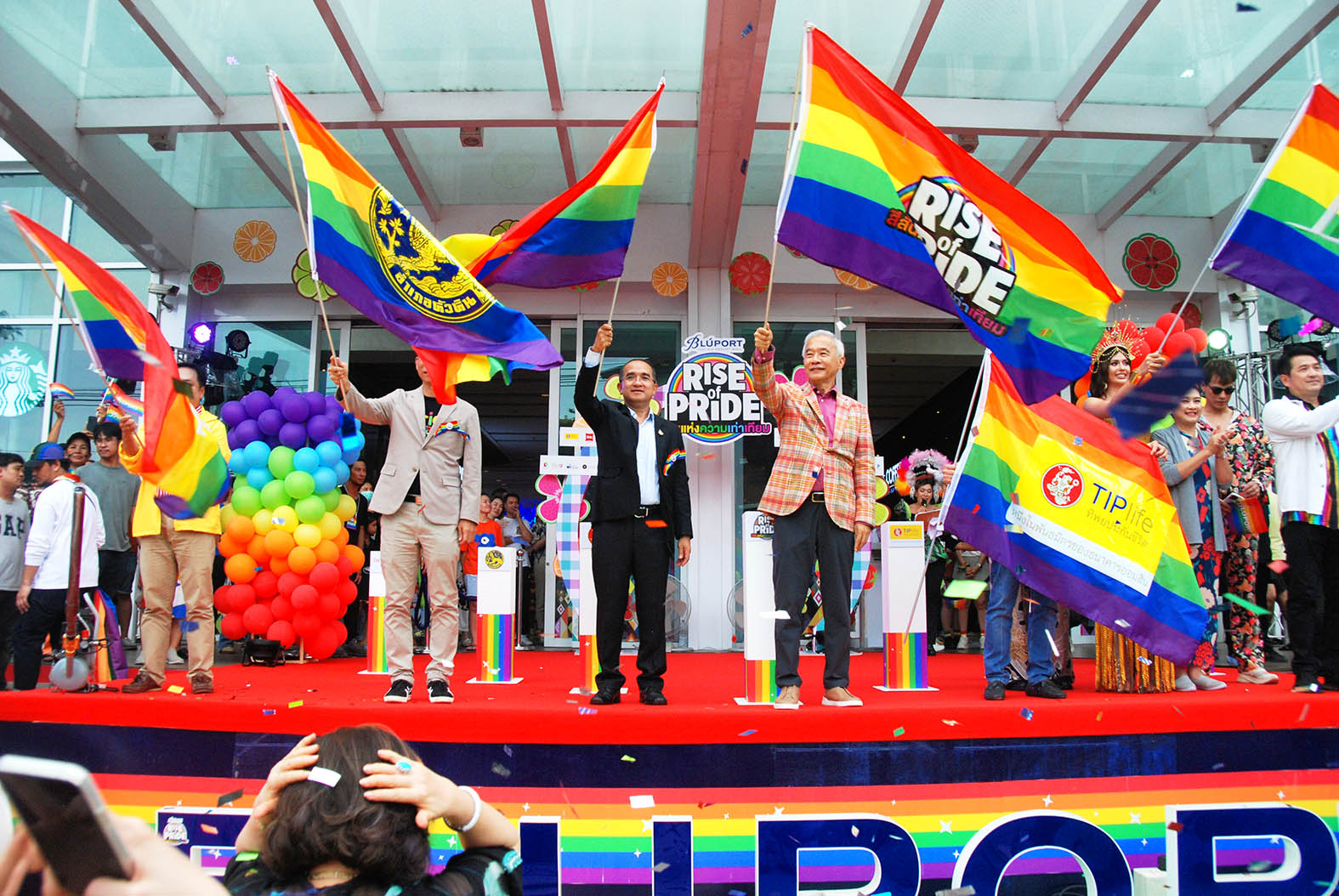 ประจวบคีรีขันธ์-“โพซิ้ว”พร้อมเหล่าเซเลปร่วมขบวนพาเหรดสีรุ้ง”Color of Pride 2024″ครั้งแรกของเมืองหัวหิน