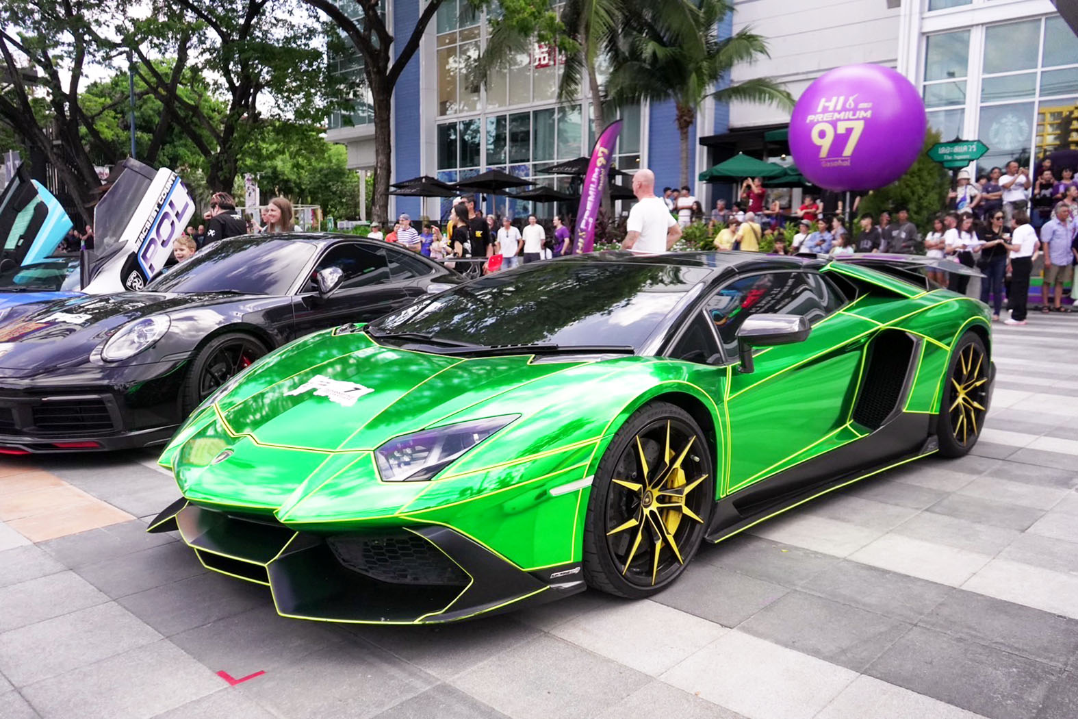 ประจวบคีรีขันธ์-“สุวัจน์”ร่วมงาน “Super Car Show”ตื่นตากับขบวนซูเปอร์คาร์กว่า 50 คัน หน้าห้างบลูพอร์ต หัวหิน