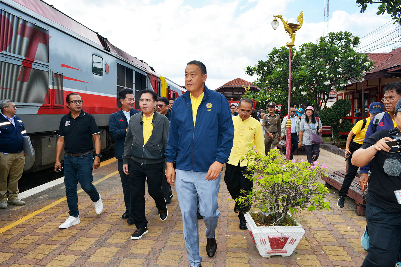 ประจวบคีรีขันธ์-นายก“เศรษฐา”ตรวจเยี่ยมสถานีรถไฟใหม่หัวหิน ชมปรับปรุงขบวนได้สวยงามมีเอกลักษณ์