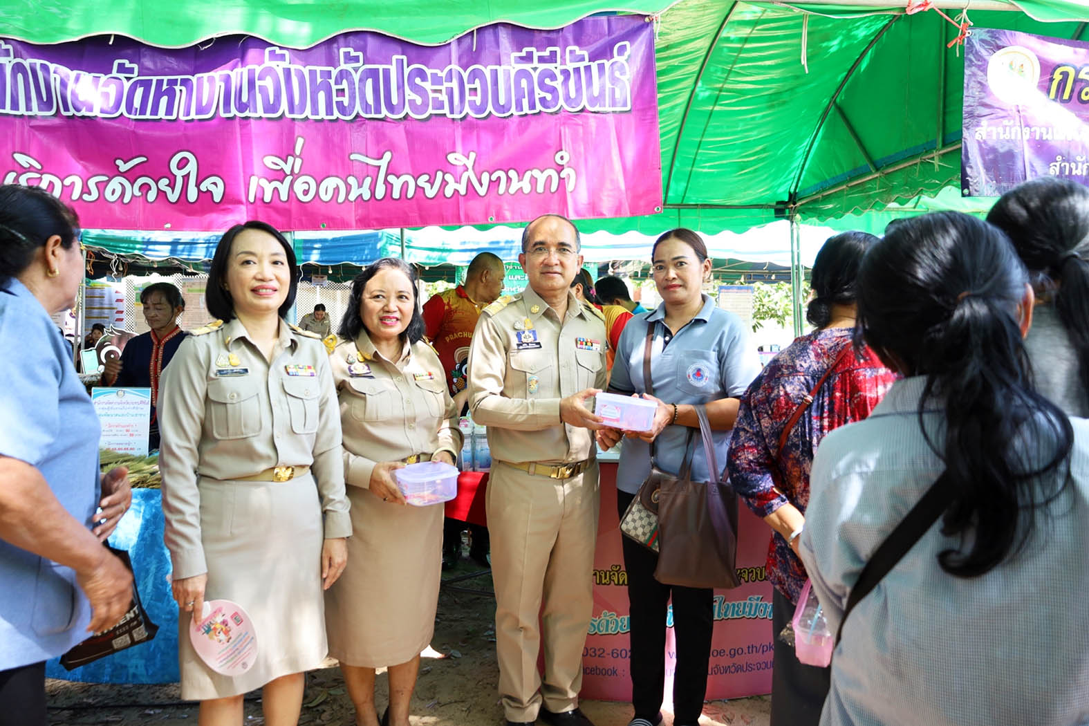 ประจวบคีรีขันธ์-ผู้ว่าฯ ออกหน่วยช่วยเหลือและแก้ปัญหาด้านต่างๆ ให้ประชาชนในพื้นที่ อ.กุยบุรี