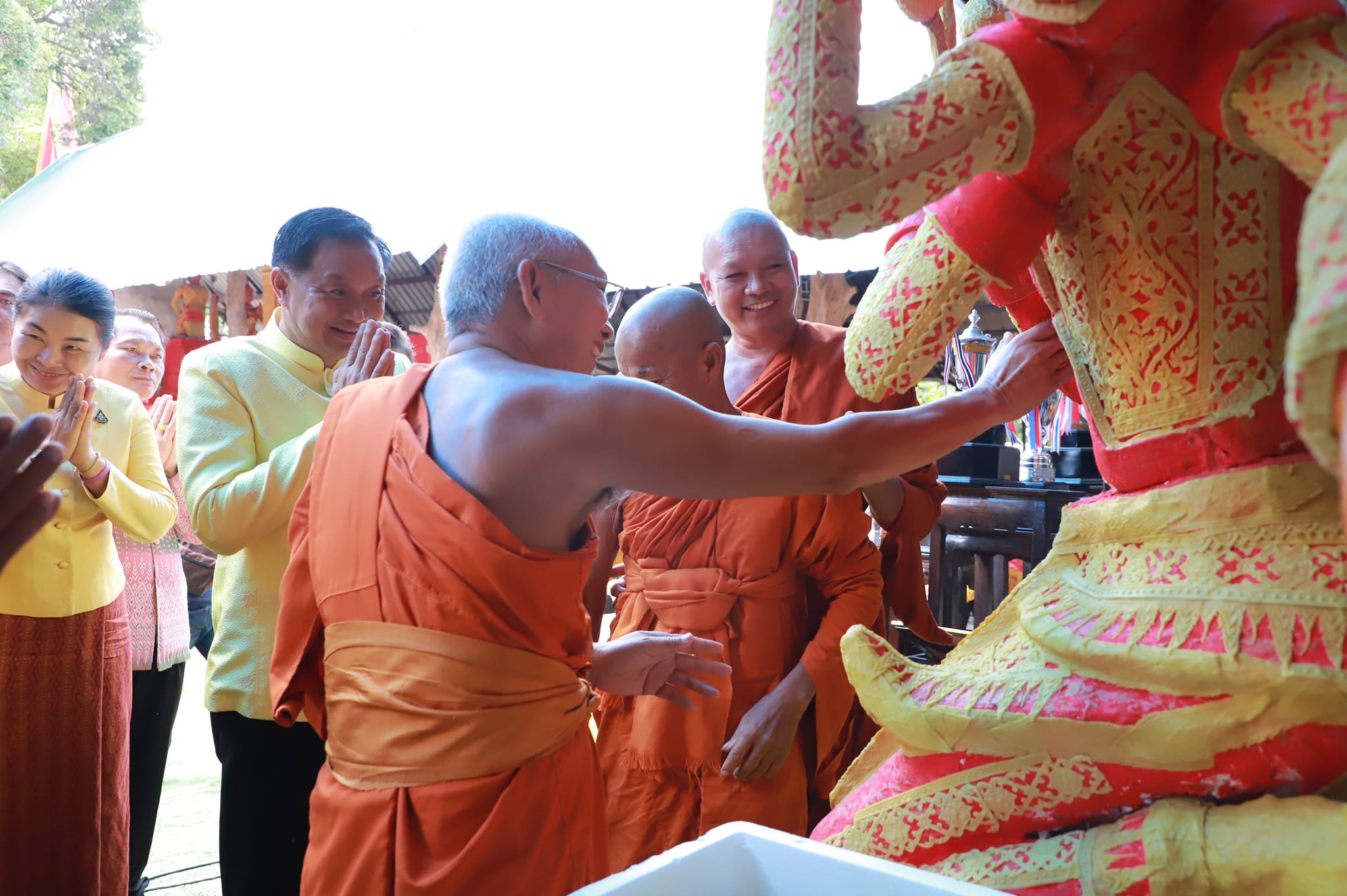 อุบลราชธานี-พ่อเมืองฯเปิดกิจกรรม“เยือนชุมชน ชมวิถีคนทำเทียน”