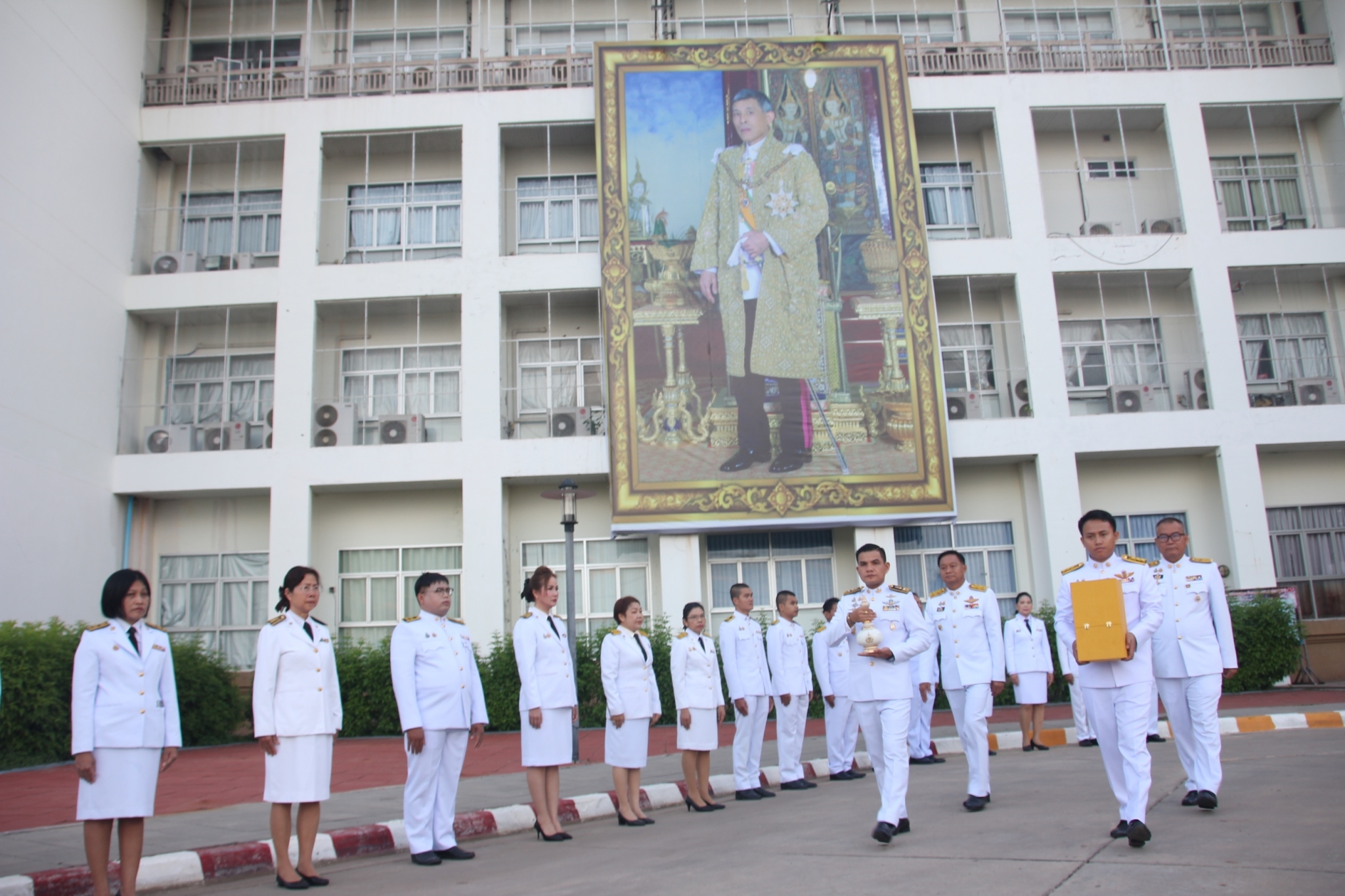 อุบลราชธานี-เชิญคนโทน้ำพระพุทธมนต์ศักดิ์สิทธิ์ ไปกระทรวงมหาดไทย