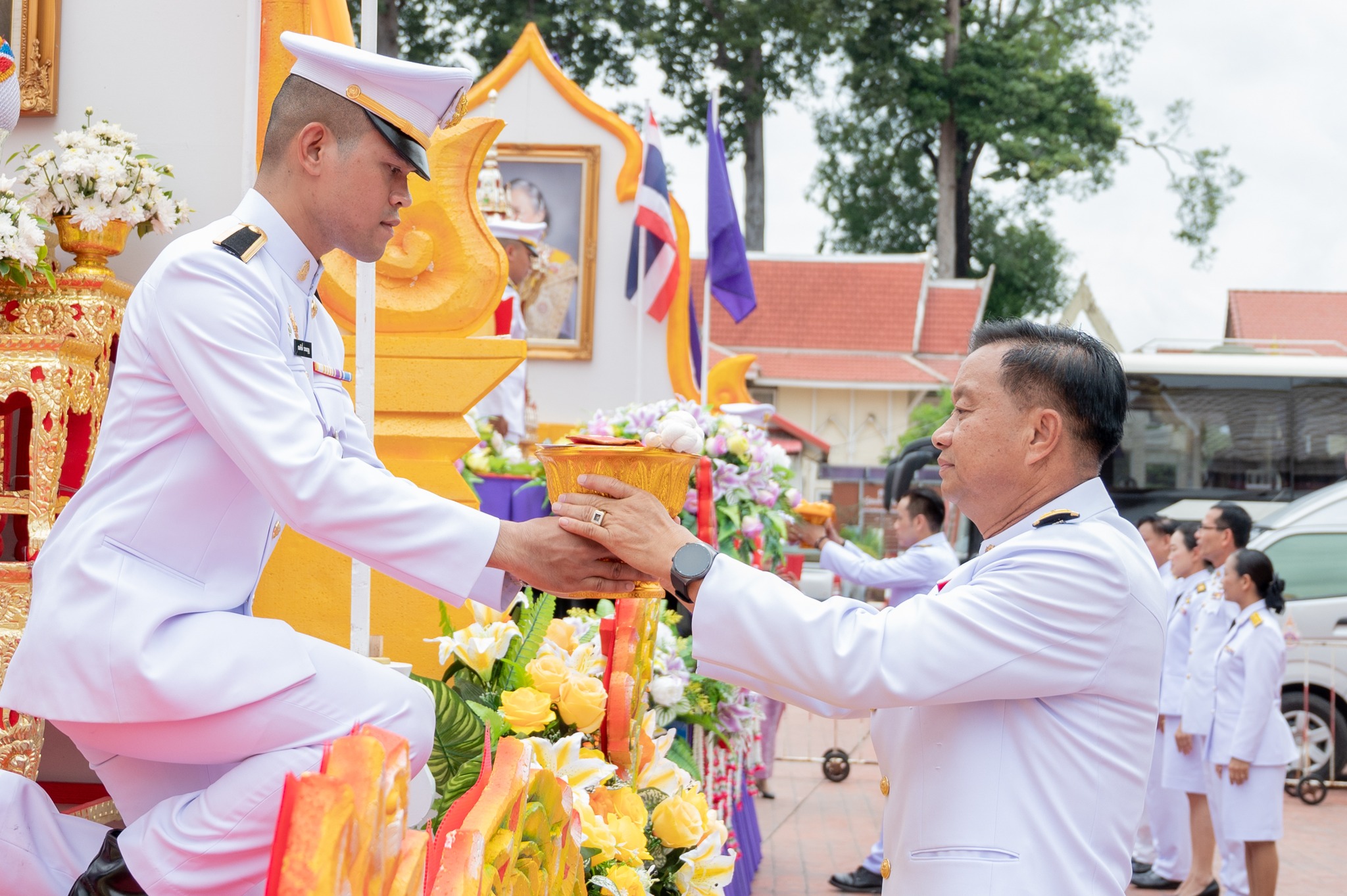 อุบลราชธานี-ผู้ว่าฯ อัญเชิญถวายเทียนพรรษาและผ้าอาบน้ำฝนพระราชทาน ถวายเป็นพุทธบูชาแด่พระสงฆ์