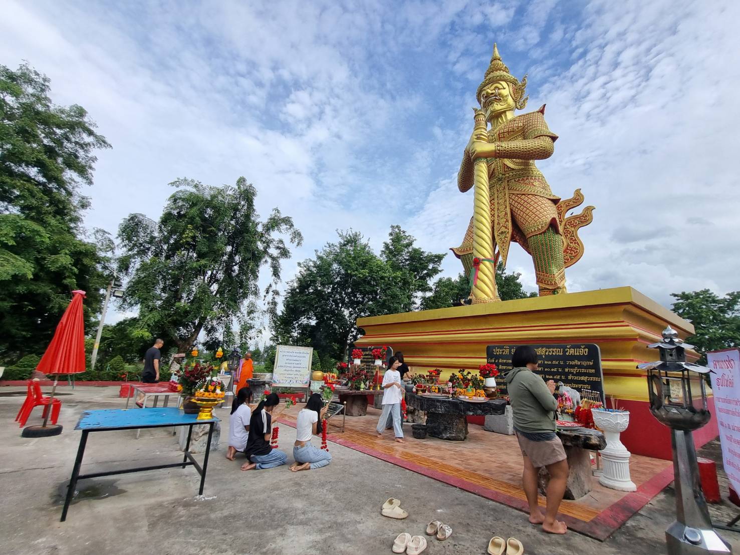 ปราจีนบุรี-นทท.แห่ขอพร“ท้าวเวสสุวรรณ”วัดดัง