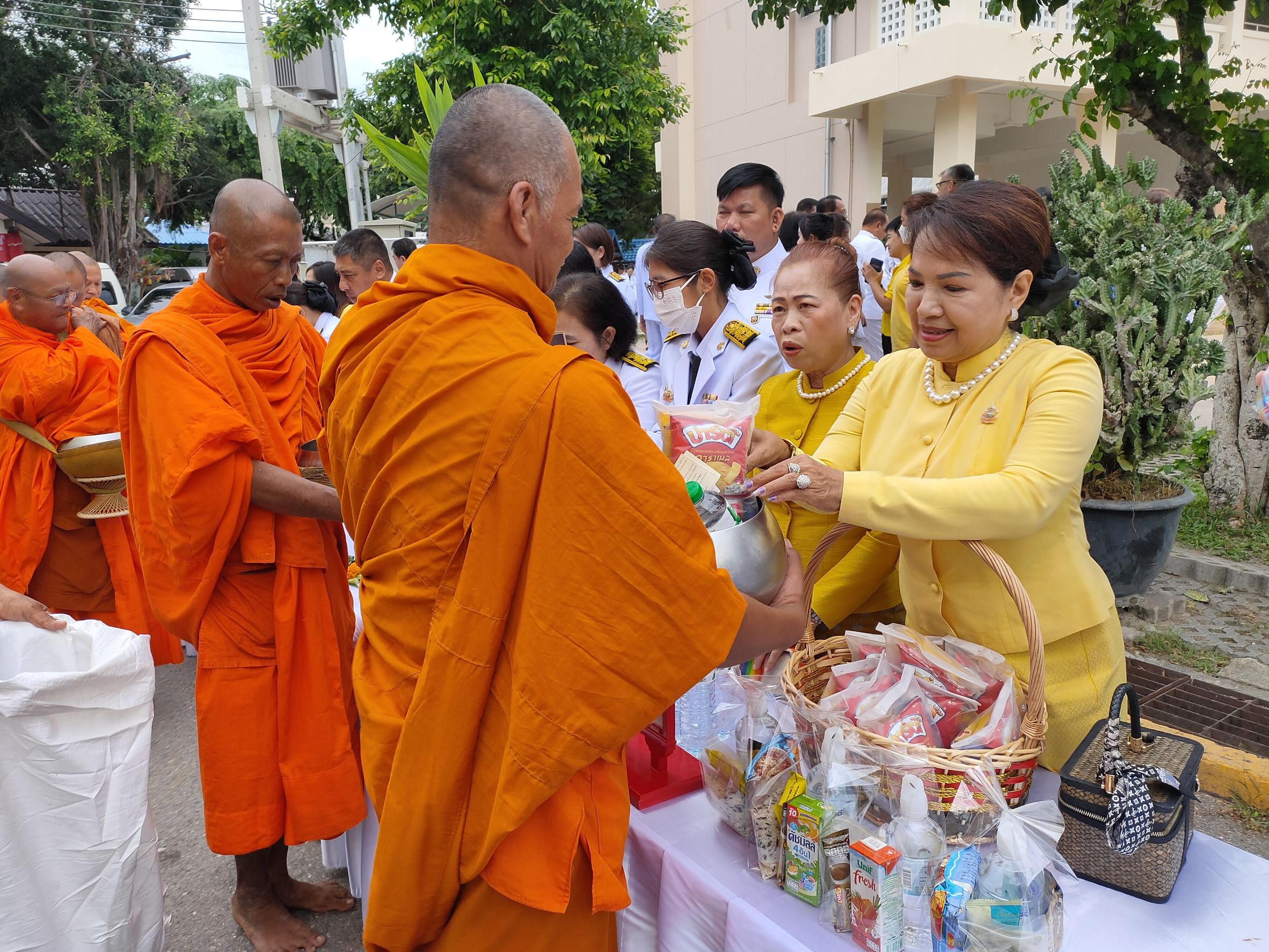 ประจวบคีรีขันธ์-ร่วมพิธีเจริญพระพุทธมนต์ ทำบุญตักบาตร เฉลิมพระเกียรติฯ