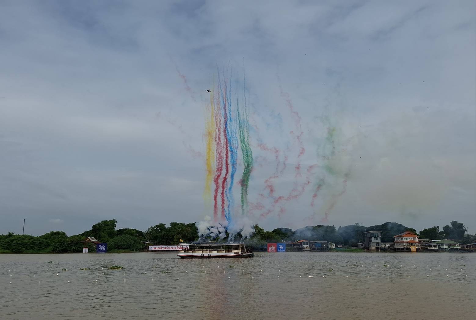 ปทุมธานี-ทต.บ้านกลางจัดการแข่งขันเรือยาวประเพณี ชิงถ้วยรางวัลพระราชทาน