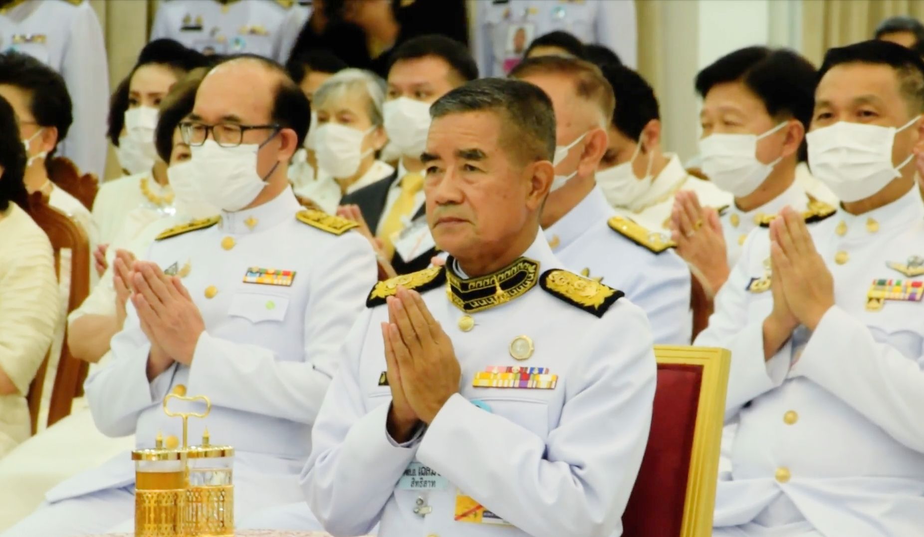 อยุธยา-องคมนตรี เชิญสัญญาบัตร พัดยศ และผ้าไตร ถวายแด่พระราชาคณะที่ทรงตั้งสมณศักดิ์