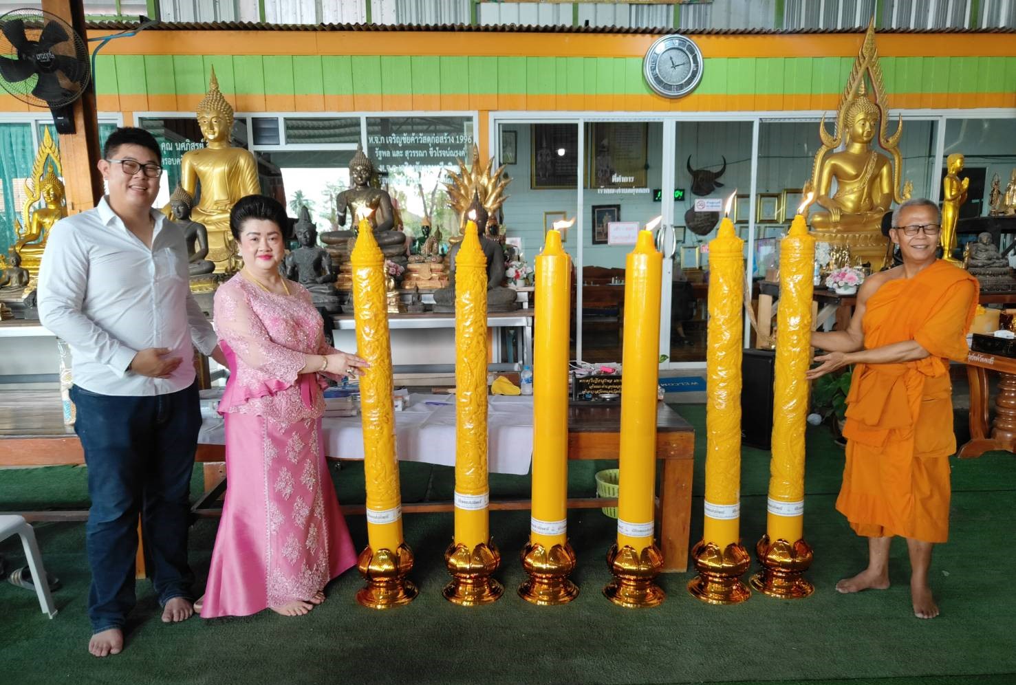 สุพรรณบุรี-พุทธศาสนิกชนถวายเทียนพรรษาวัดหนองวัลย์เปรียง